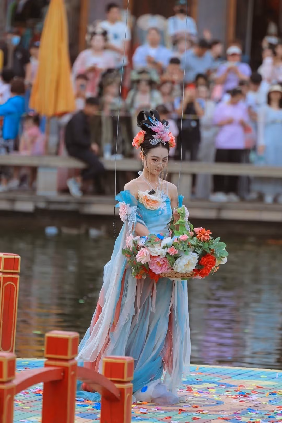 Trong các khoảnh khắc được ghi lại, cô gái hóa thân thành Hằng Nga mặc trang phục lụa mỏng bồng bềnh, một tay cầm giỏ hoa, một tay cầm những cánh hoa mẫu đơn đỏ thắm và uyển chuyển múa lượn giữa không trung.