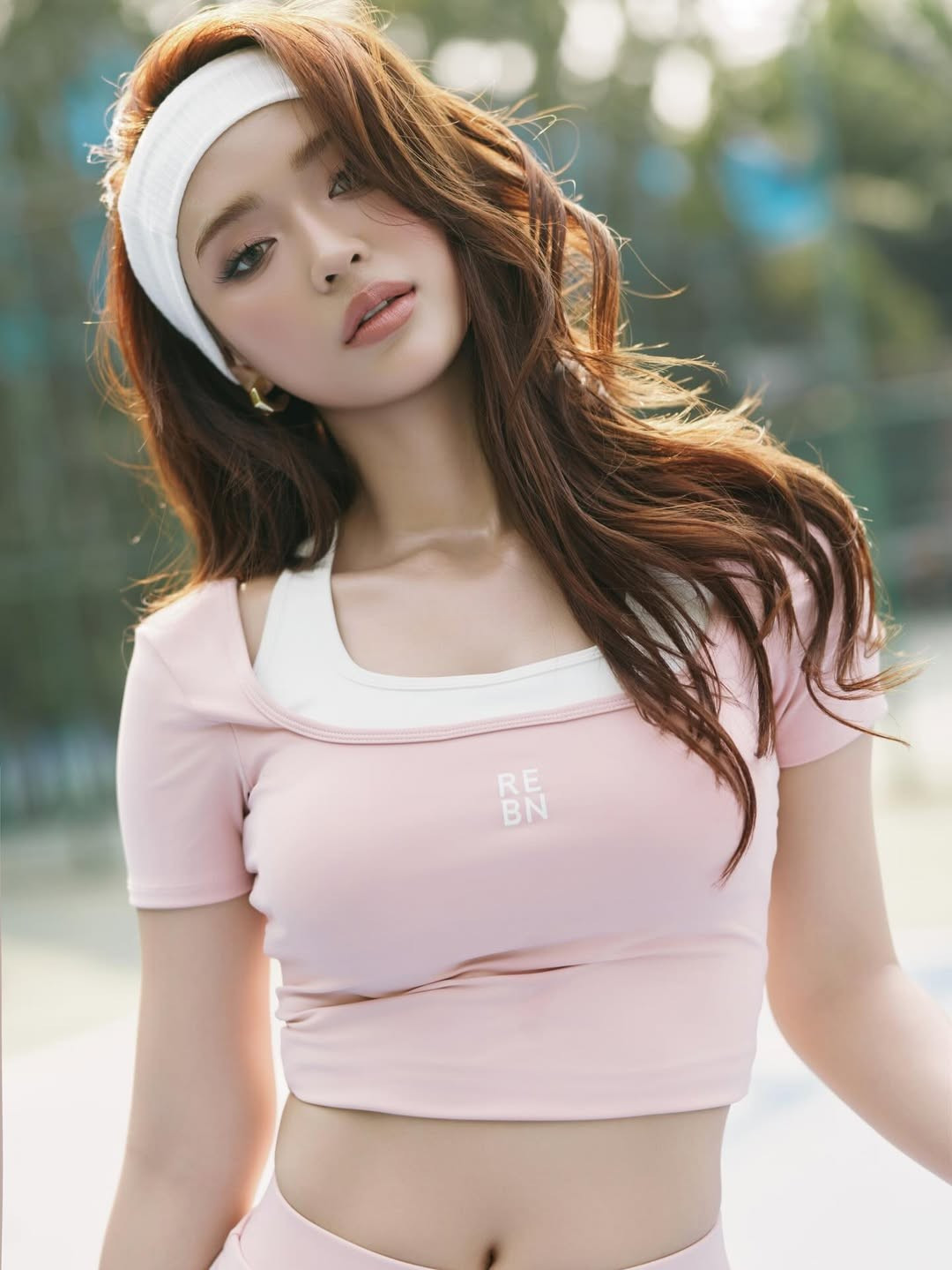 Sự kết hợp giữa chiếc băng đô trắng cổ điển và mái tóc nâu bồng bềnh tạo nên một diện mạo vừa khỏe khoắn, vừa mang hơi hướng thời trang cao cấp. (Ảnh: IGNV)