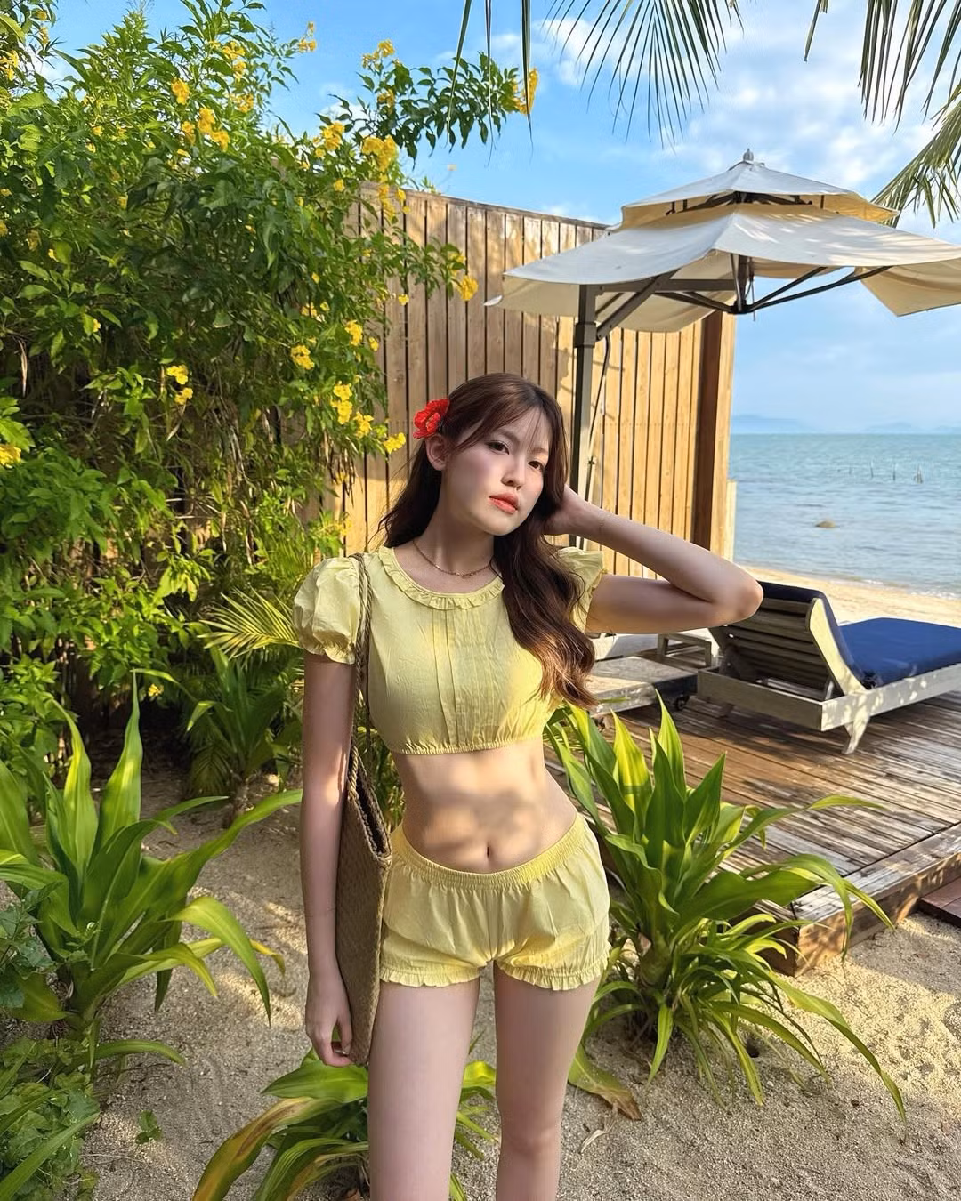 Bên cạnh những chiếc đầm dài thướt tha, bạn gái HIEUTHUHAI cũng không ngại khoe eo thon và đôi chân dài với set đồ crop top màu vàng chanh nổi bật. (Ảnh: IGNV)