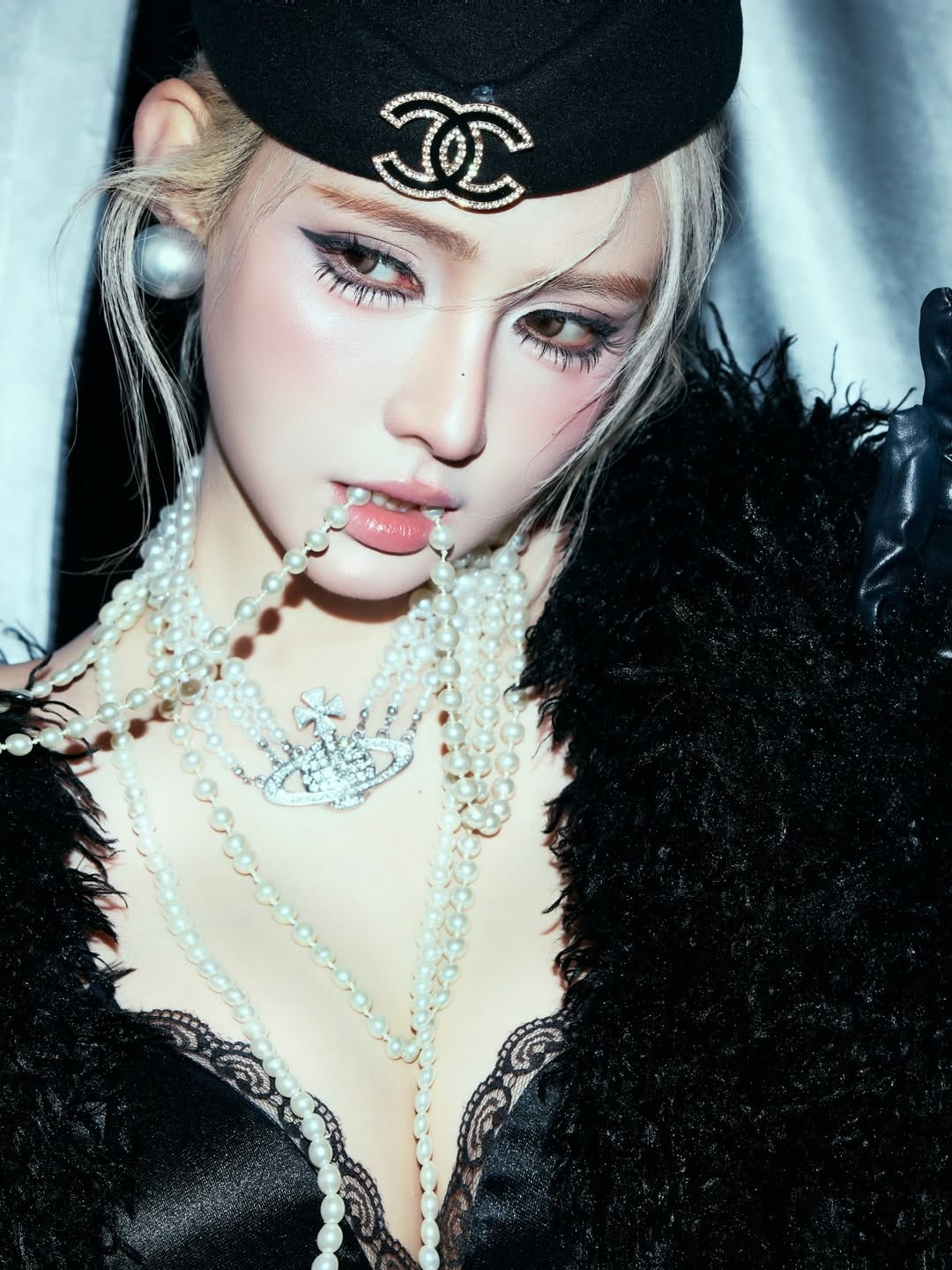 Những bức ảnh với các tư thế tạo dáng táo bạo như vắt chéo chân ngược trên nền lụa đã giúp cô khoe trọn thân hình chuẩn mực và thần thái quyến rũ. (Ảnh: IGNV)