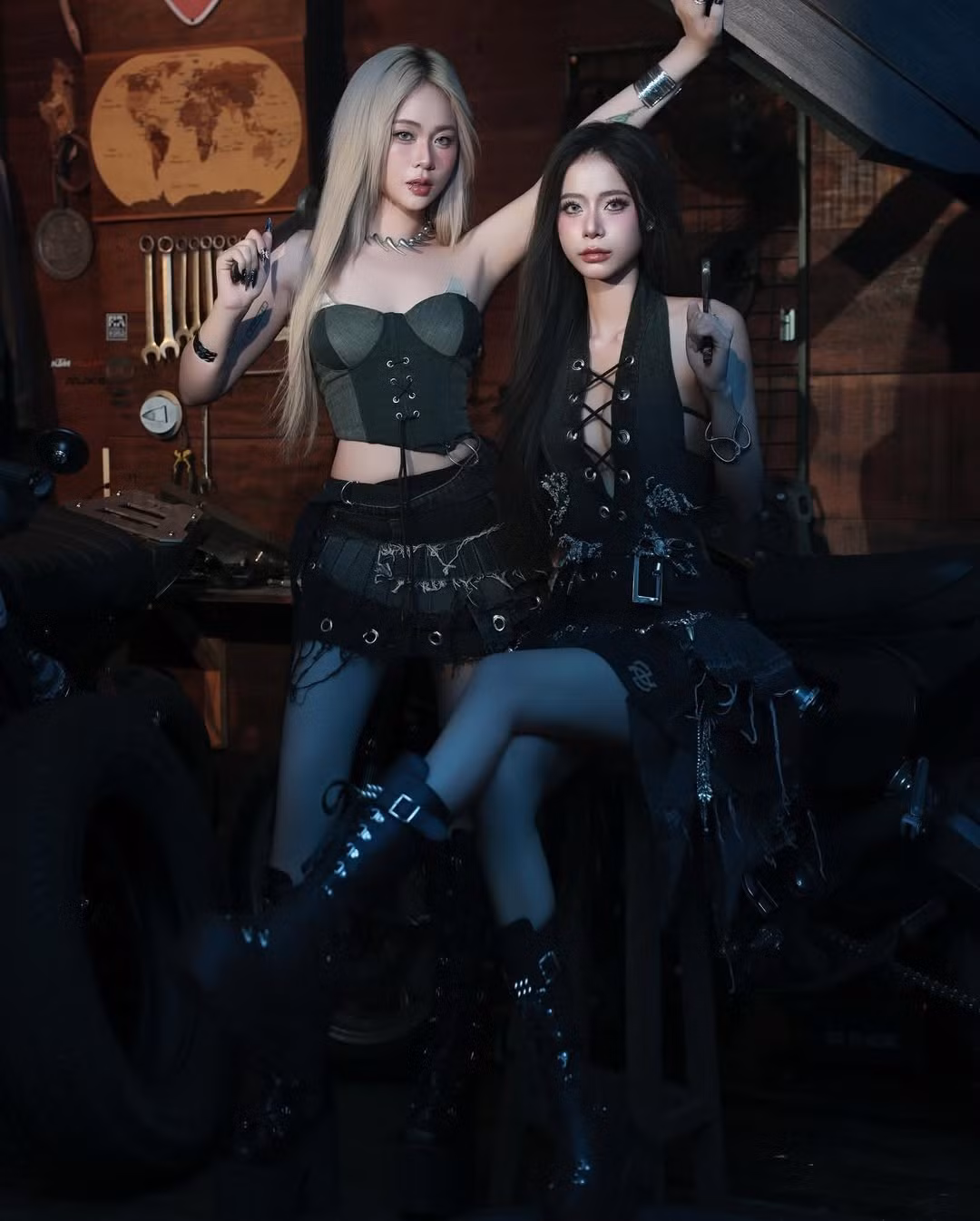 Trong khi Misthy diện crop top dáng yếm bó sát, kết hợp chân váy denim tua rua và thắt lưng bản lớn, thì Bank lựa chọn corset và chân váy cùng tông với Misthy, khoe vai trần quyến rũ và vòng eo thon. Điểm nhấn là vòng cổ kim loại bản lớn và hình xăm cá tính ở tay, thể hiện phong cách tự do, hiện đại.