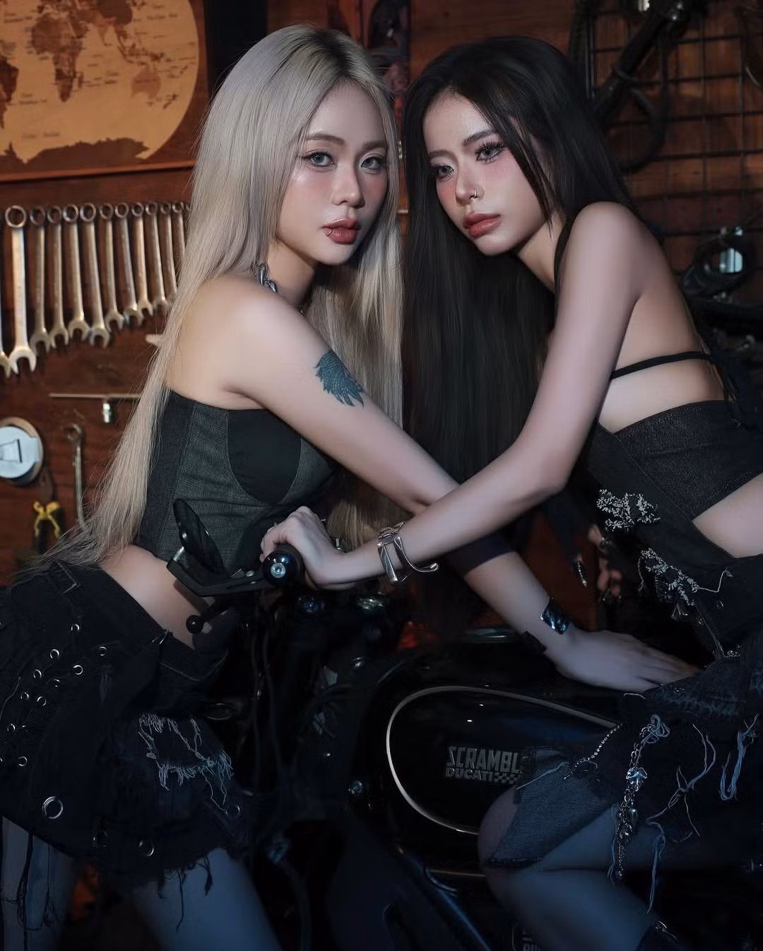 Các chi tiết như dây đai, vải rách, corset, đinh tán, cùng chất liệu denim và da giả tạo nên điểm nhấn nổi bật.