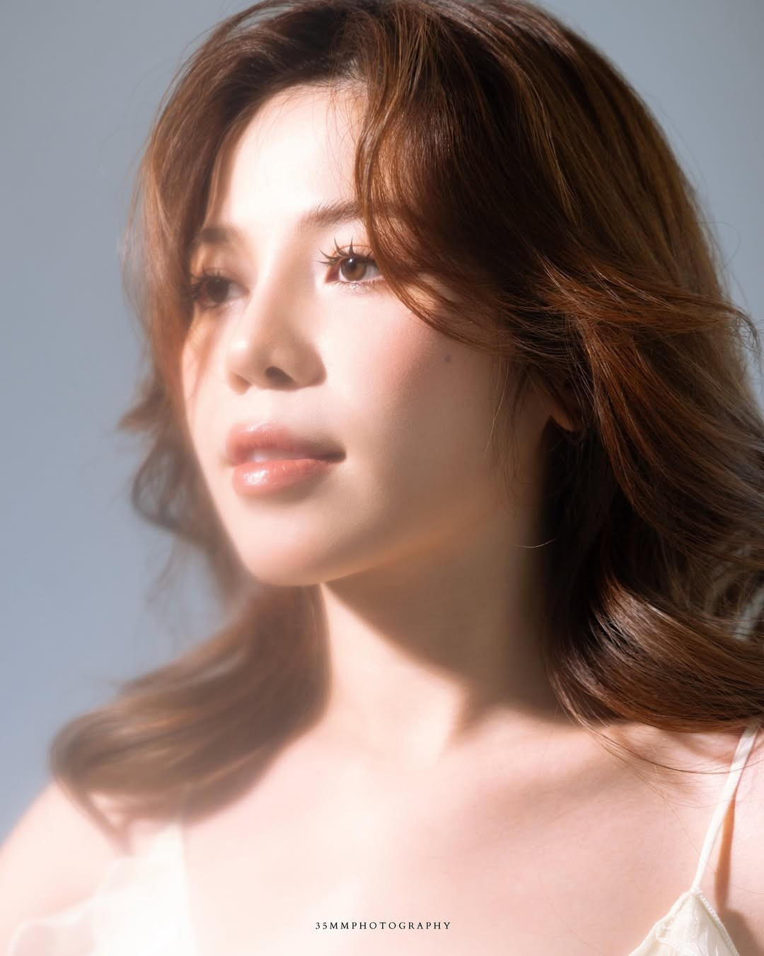 Lối trang điểm mong manh như sương mai nhưng vẫn toát lên năng lượng tràn đầy sức sống và niềm hạnh phúc của một người mẹ. (Ảnh: IGNV)