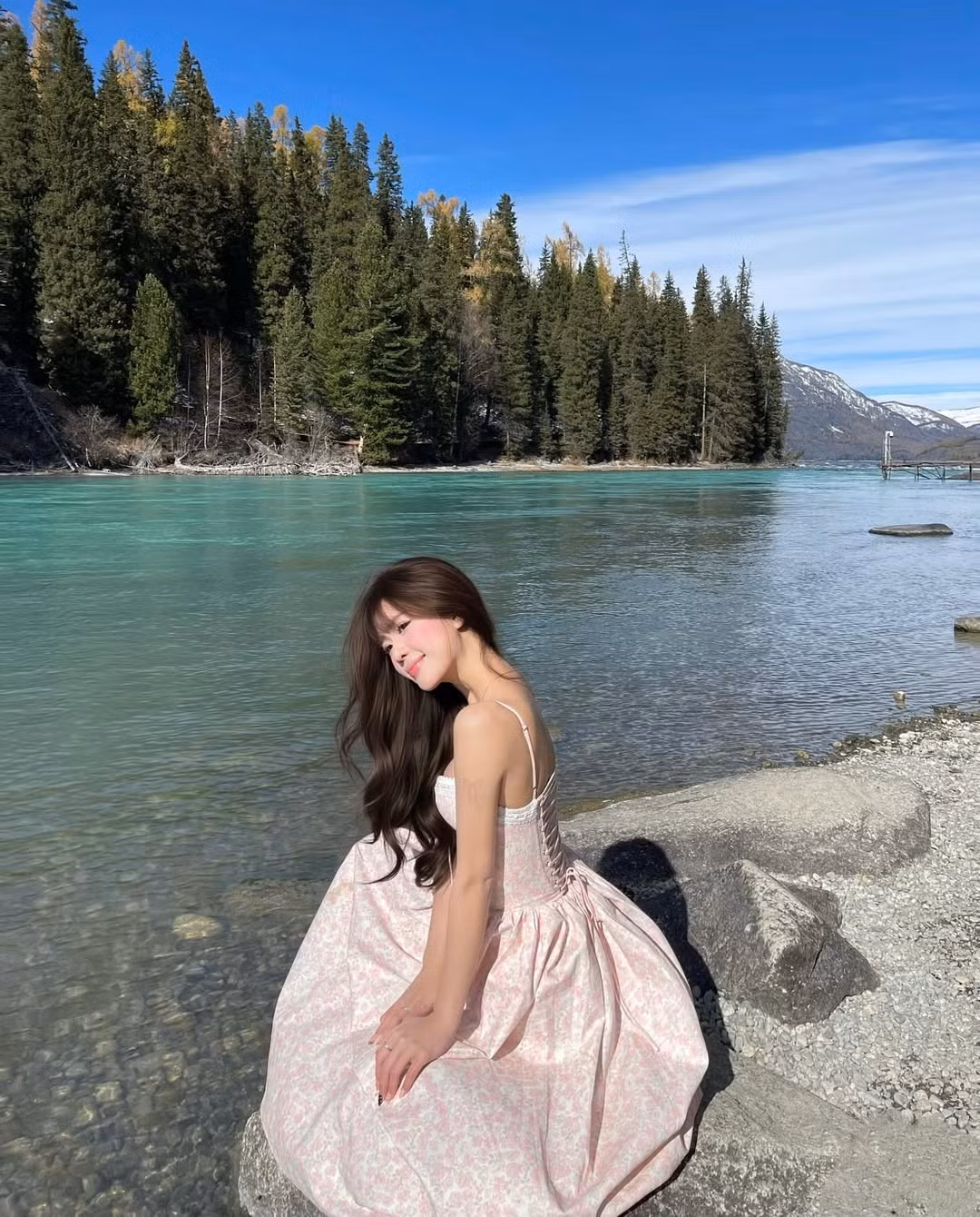 Làn nước xanh ngọc bích, những đỉnh núi phủ tuyết trắng và sắc vàng rực rỡ của rừng cây mùa thu đã trở thành phông nền hoàn hảo, tôn lên nhan sắc và phong cách thời trang tinh tế của Wyn Anh. (Ảnh: IGNV)