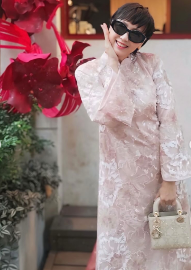 Cùng với những khung hình được ghi lại khi đi du xuân cùng gia đình con gái, bà Mai Đoàn cũng gây ấn tượng khi đăng tải loạt ảnh dạo bước trên phố đầy rạng rỡ. Ở những bức hình này, mẹ Doãn Hải My diện áo dài thời thượng tông hồng pastel nhẹ nhàng, thiết kế kín đáo nhưng vẫn toát lên vẻ sang trọng. (Ảnh: IG @_mai.doan_)