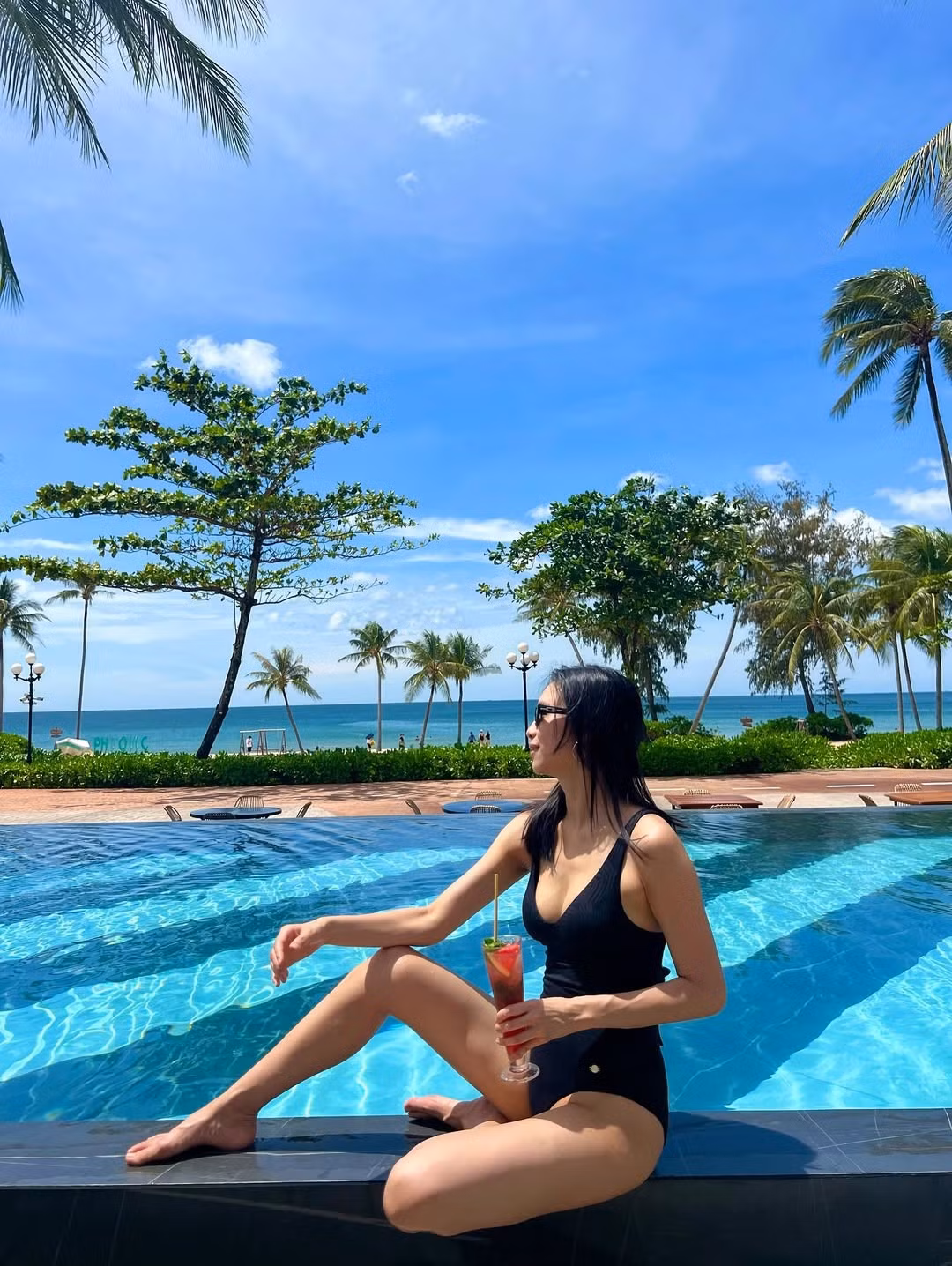 Tăng Thục Nhã đăng tải hình ảnh rạng rỡ bên hồ bơi với áo tắm liền mảnh màu đen có thiết kế cổ chữ V sâu, khéo léo khoe đường cong quyến rũ và đôi chân dài trứ danh. (Ảnh: IGNV)