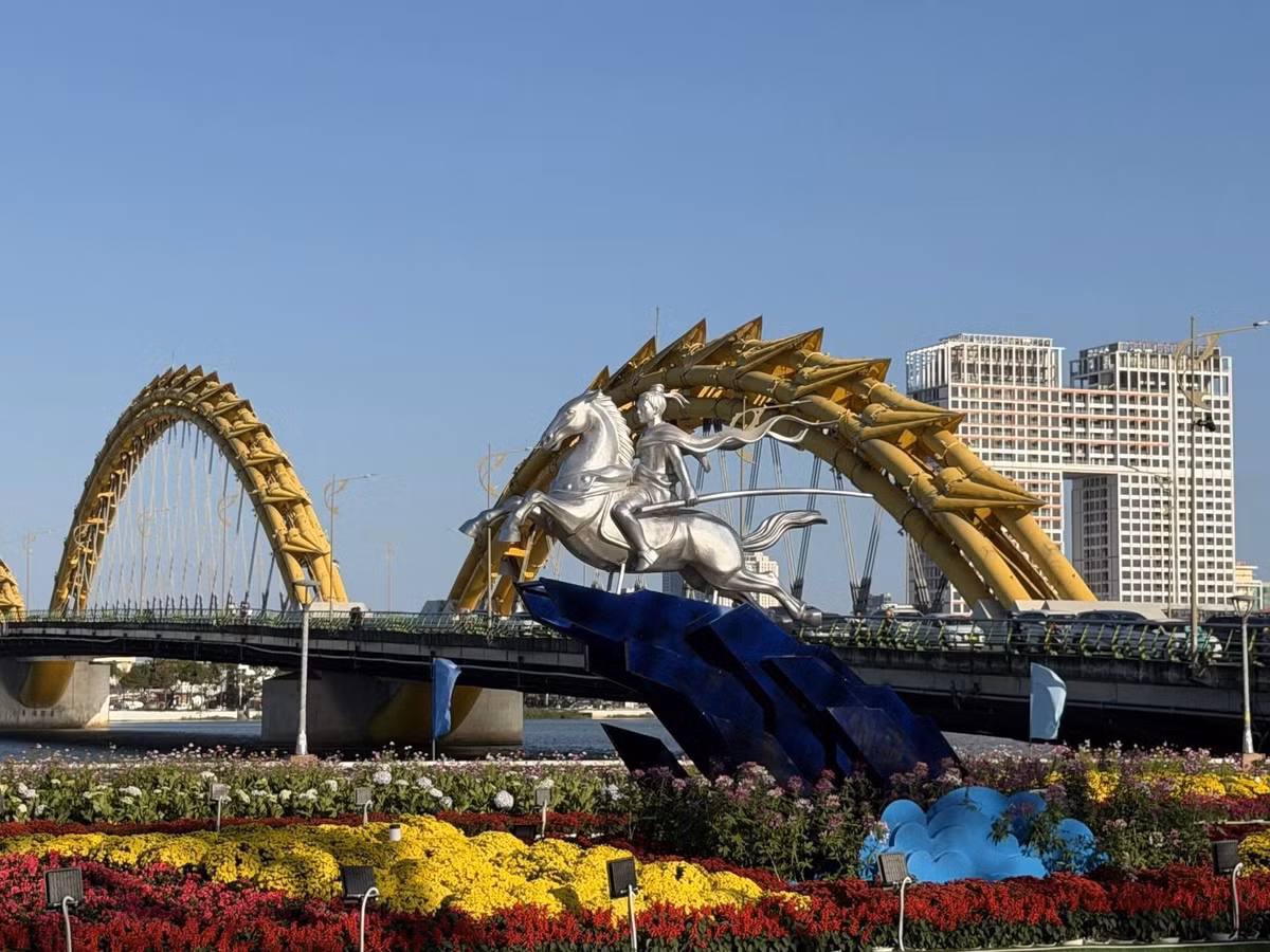 Toàn thân tượng được phủ lớp sơn màu bạc kim loại, tạo cảm giác vừa mang hơi hướng sử thi, vừa hiện đại và bền bỉ.