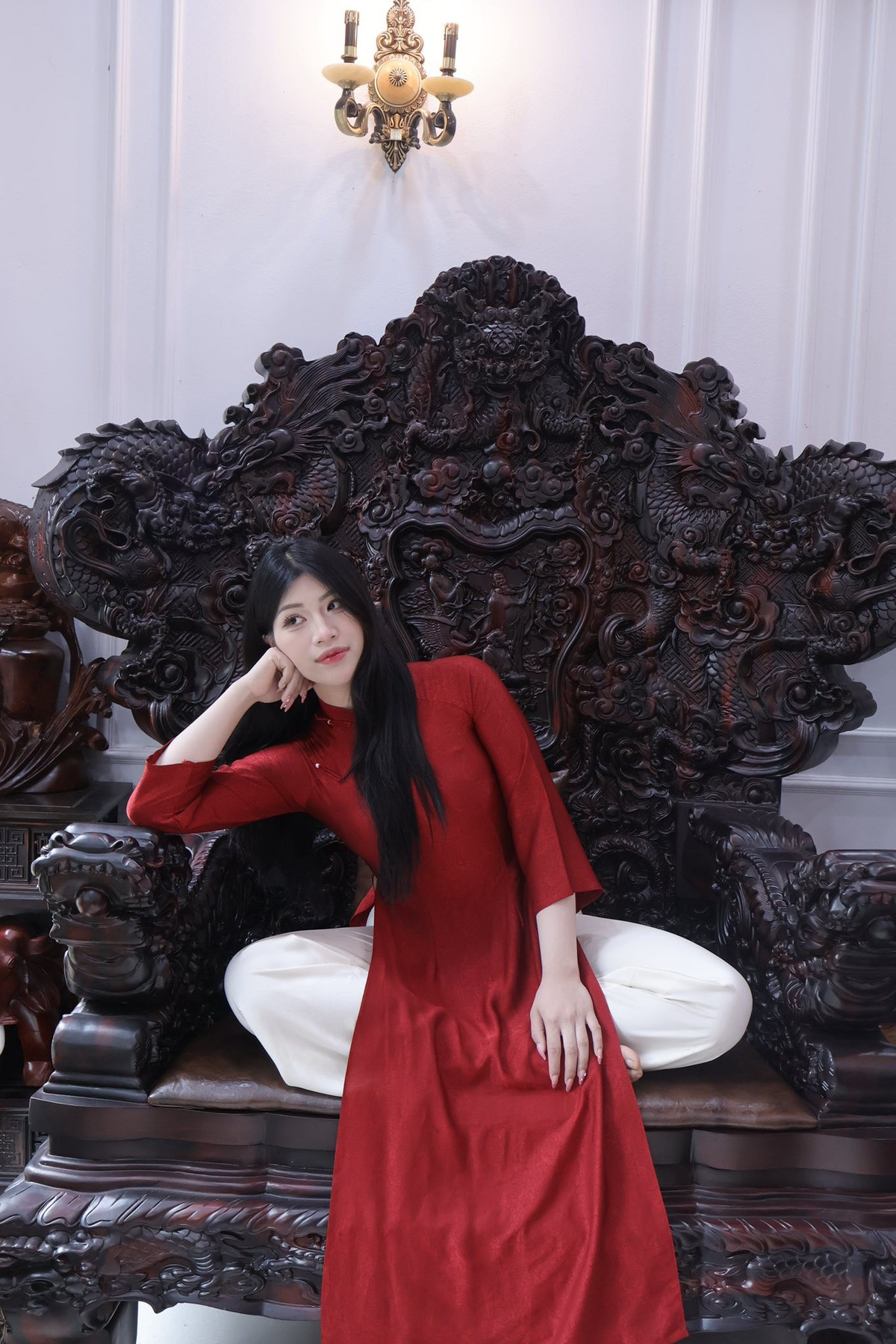 Thay vì chạy theo chuẩn mực "mình hạc xương mai", Anh Thơ gây ấn tượng với thân hình đầy đặn, săn chắc của một người tập thể thao lâu năm. (Ảnh: FBNV)