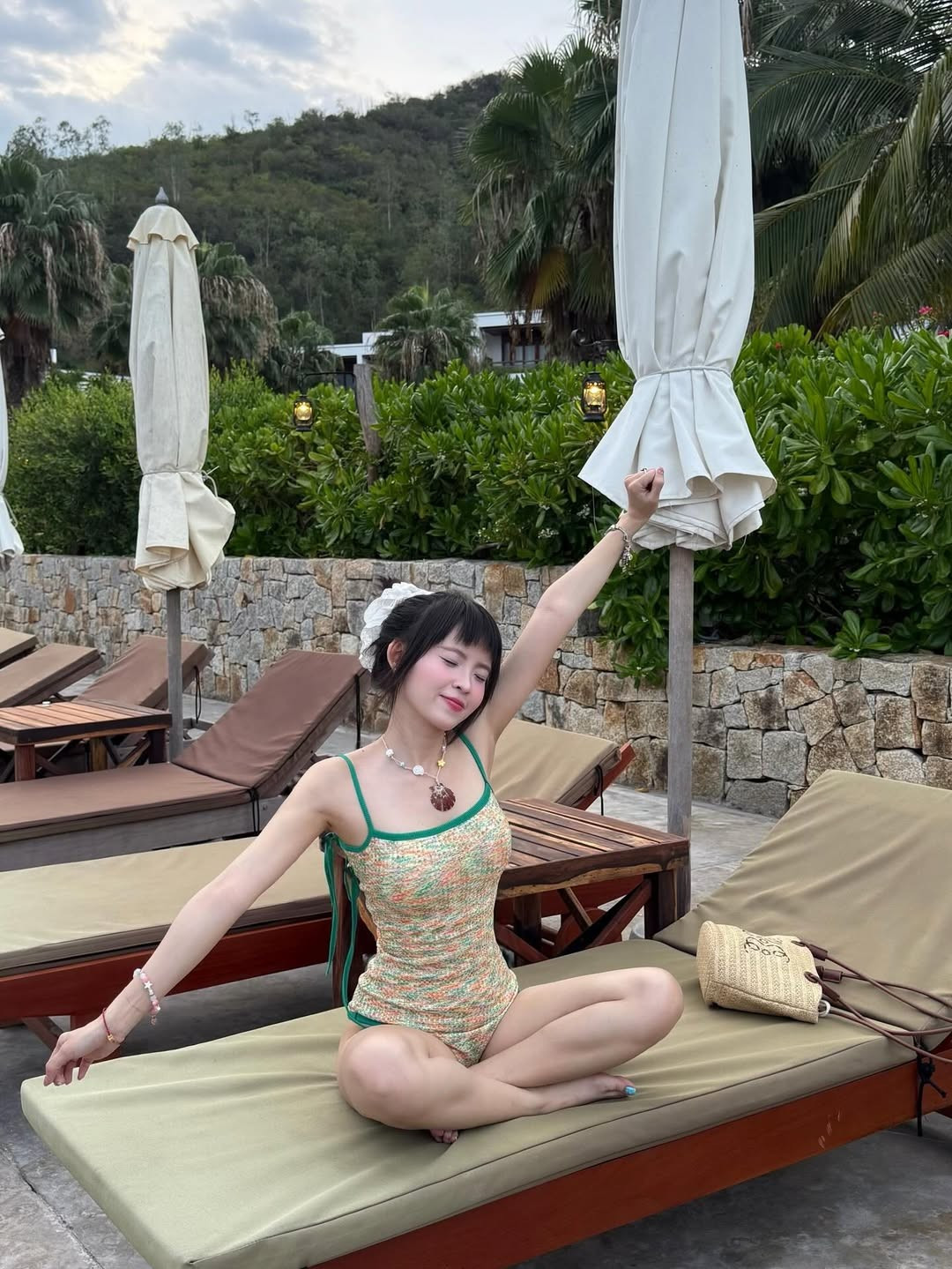 Trong những bức ảnh được chia sẻ, Thúy Kiều diện một bộ bikini liền mảnh với họa tiết trẻ trung, nổi bật giữa khung cảnh bể bơi sang trọng. (Ảnh: IGNV)