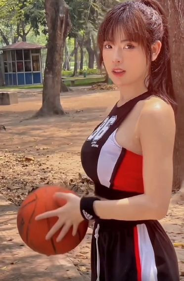 Trong các khoảnh khắc, dù đang tạo dáng cầm bóng hay xoay bóng trên tay, Tố Uyên đều thể hiện sự tự tin và thần thái cuốn hút, đúng chuẩn một "nàng thơ" thể thao. (Ảnh: FBNV)