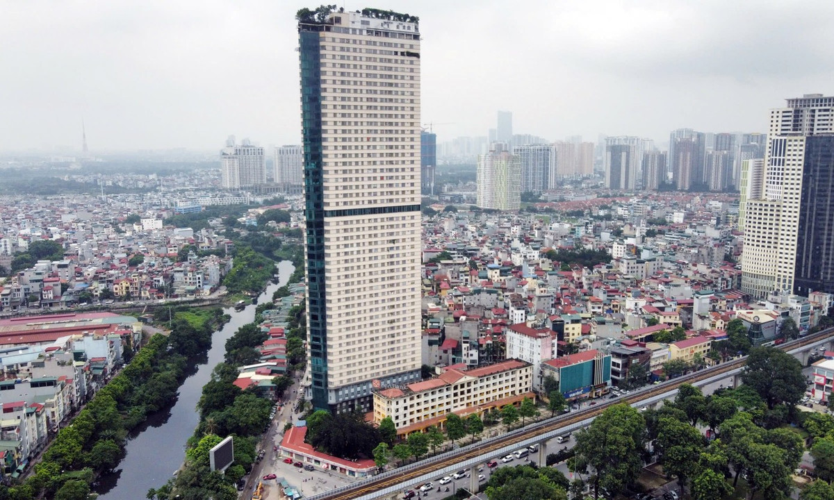 Khách sạn Sông Nhuệ nằm tại số 150 Trần Phú, ngay ngã tư Trần Phú - Thanh Bình - Phùng Hưng, thuộc địa bàn phường Hà Đông, TP Hà Nội.