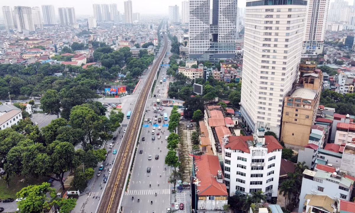 Theo ghi nhận của PV, khu đất khách sạn Sông Nhuệ có vị trí đắc địa, mặt tiền chính nằm trên trục đường Trần Phú, cách ga Văn Quán của tuyến đường sắt trên cao khoảng 300m...