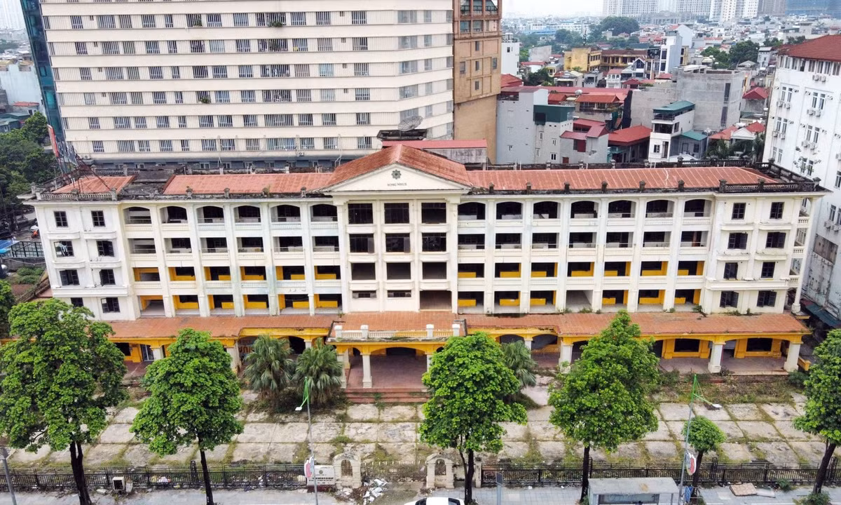 Hiện trên khu đất này là khách sạn Sông Nhuệ cao 5 tầng bị bỏ hoang suốt nhiều năm nay.