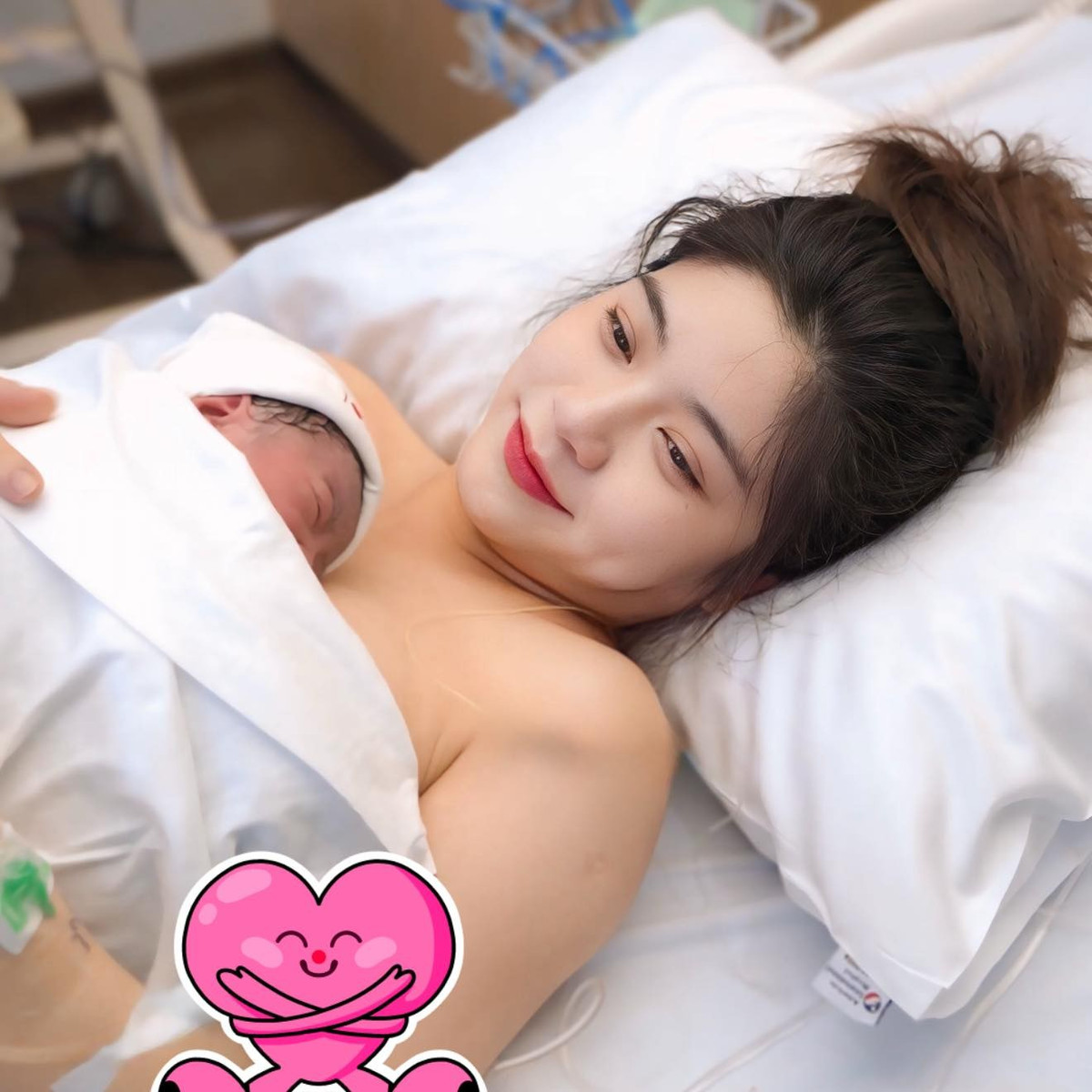 Dù là lúc nằm trên bàn đẻ hay khi đã hồi sức, nhan sắc của hot girl sinh năm 1999 vẫn khiến netizen xuýt xoa. (Ảnh: FBNV)