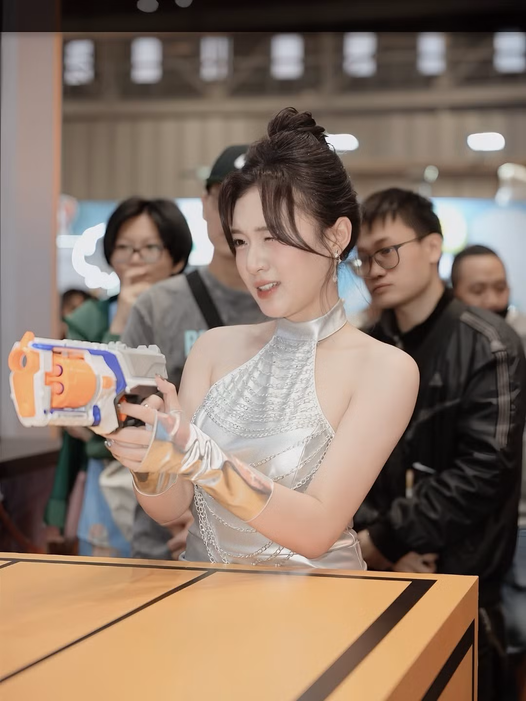 Được biết, Phương Thảo là MC kỳ cựu đồng hành cùng Đấu Trường Danh Vọng, AIC, AWC và nhiều giải đấu lớn nhỏ khác của Liên Quân Mobile.