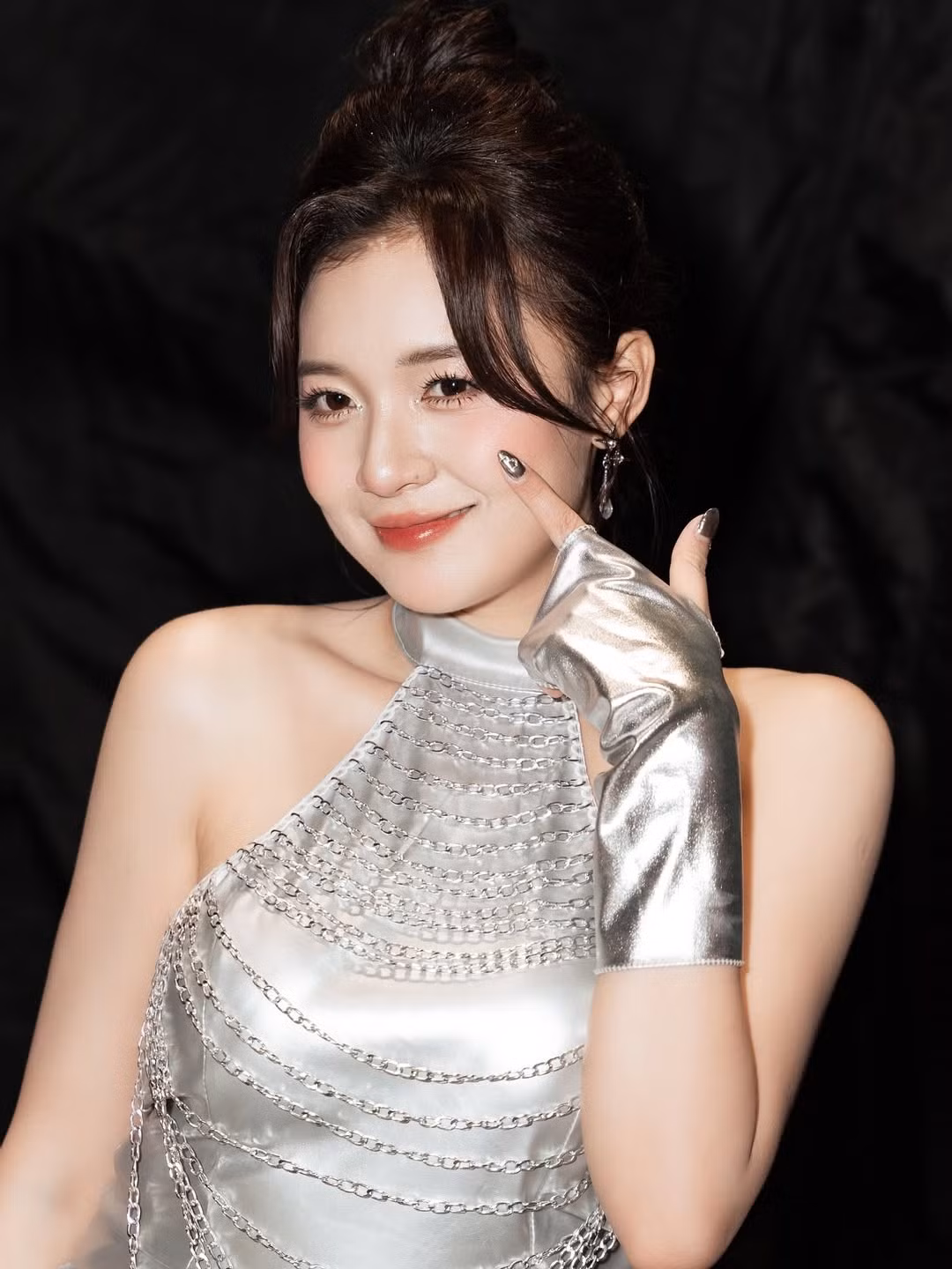 Ngoài đời, Phương Thảo còn là một KOL năng động, tham gia nhiều chiến dịch truyền thông, là gương mặt đại diện cho các nhãn hàng lớn và sở hữu lượng người theo dõi cực khủng trên mạng xã hội.