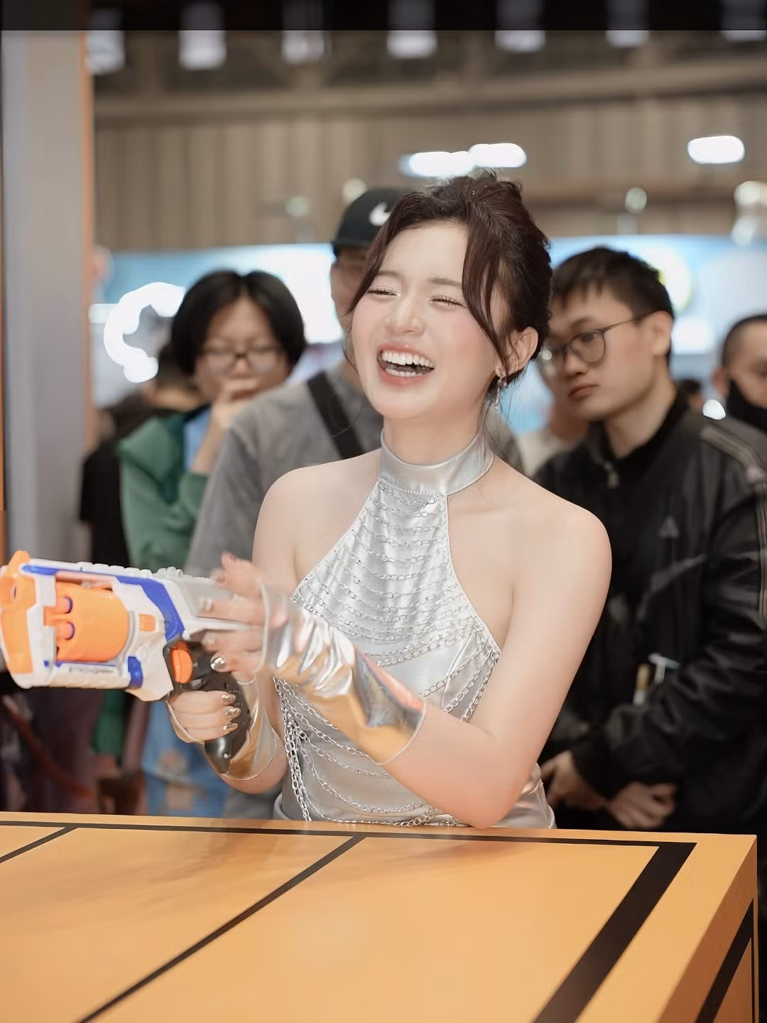 Sở hữu chất giọng truyền cảm, khả năng ứng biến linh hoạt và nền tảng kiến thức Esports vững chắc, cô được cộng đồng game thủ đánh giá là “MC hiếm hoi hội tụ đủ sắc - tài - bản lĩnh”.