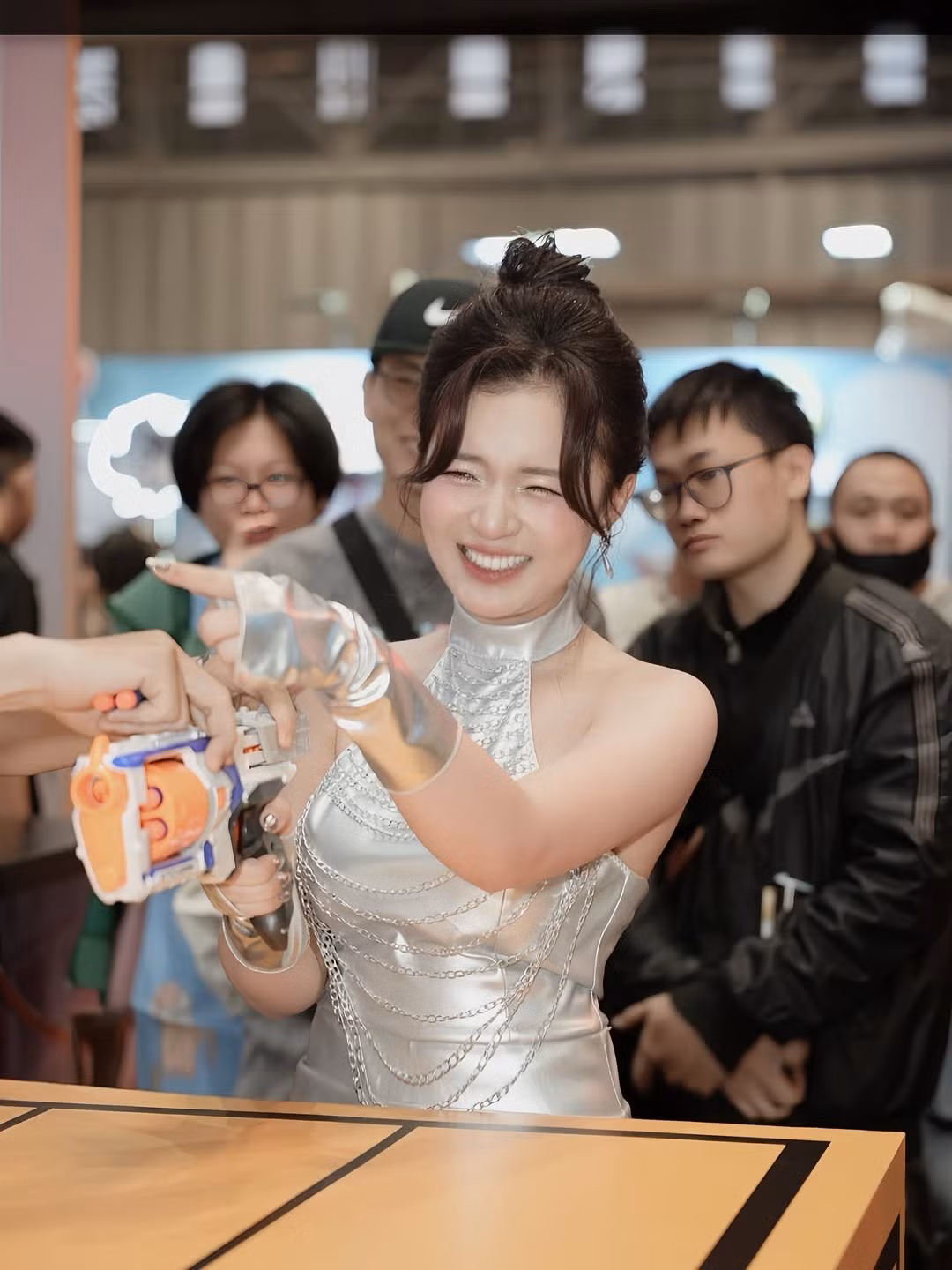 Không ít fan đã để lại bình luận “thả tim” rần rần, cho rằng giao diện lần này của Phương Thảo chẳng khác gì bước ra từ một buổi biểu diễn Kpop hay sân khấu thời trang cao cấp.