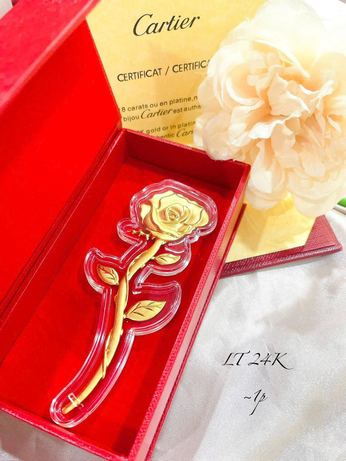 Cùng với sức hút của vàng trong thời gian qua, những bông hoa vàng 24K gây xôn xao khắp cõi mạng. Đây không chỉ là một món quà tặng, mà còn là sự kết hợp giữa vẻ đẹp nghệ thuật, ý nghĩa tình cảm sâu sắc và giá trị tài chính bền vững. (Ảnh trong bài: Tổng hợp)