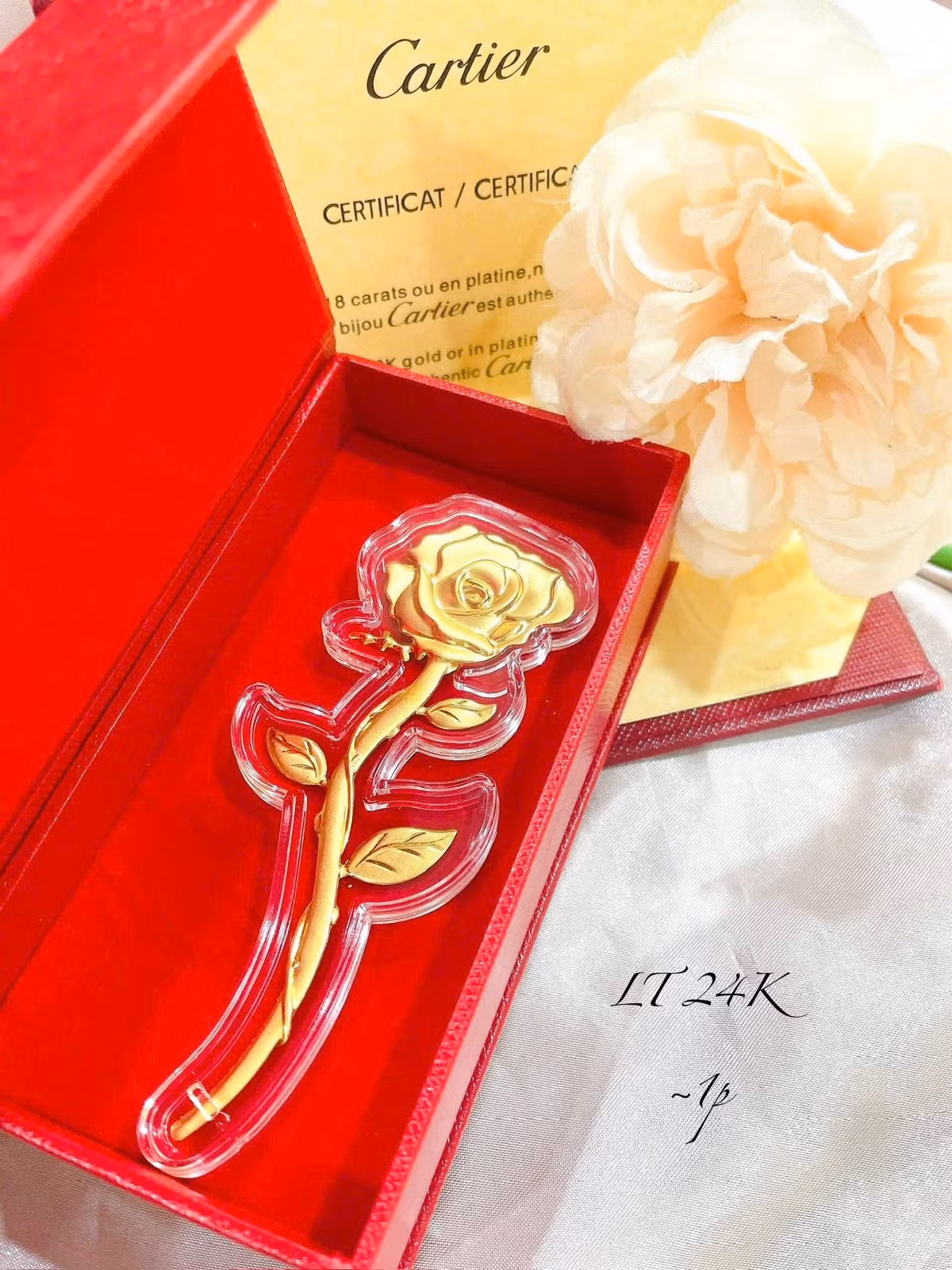 Cùng với sức hút của vàng trong thời gian qua, những bông hoa vàng 24K gây xôn xao khắp cõi mạng. Đây không chỉ là một món quà tặng, mà còn là sự kết hợp giữa vẻ đẹp nghệ thuật, ý nghĩa tình cảm sâu sắc và giá trị tài chính bền vững. (Ảnh trong bài: Tổng hợp)