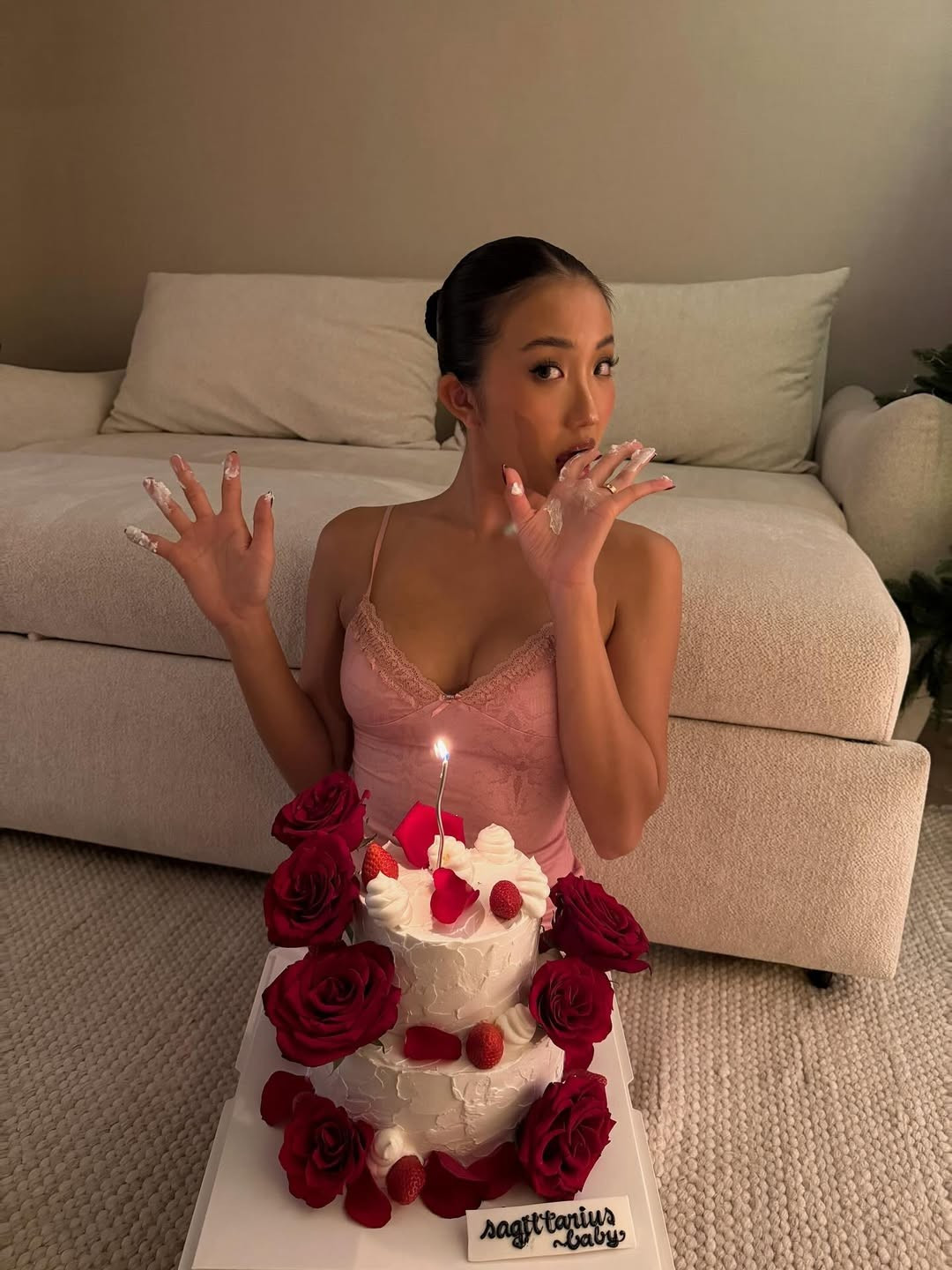 Layout trang điểm tông Tây sắc sảo kết hợp cùng mái tóc búi cao gọn gàng giúp tôn lên gương mặt thanh tú và những đường nét "vạn người mê". (Ảnh: IGNV)