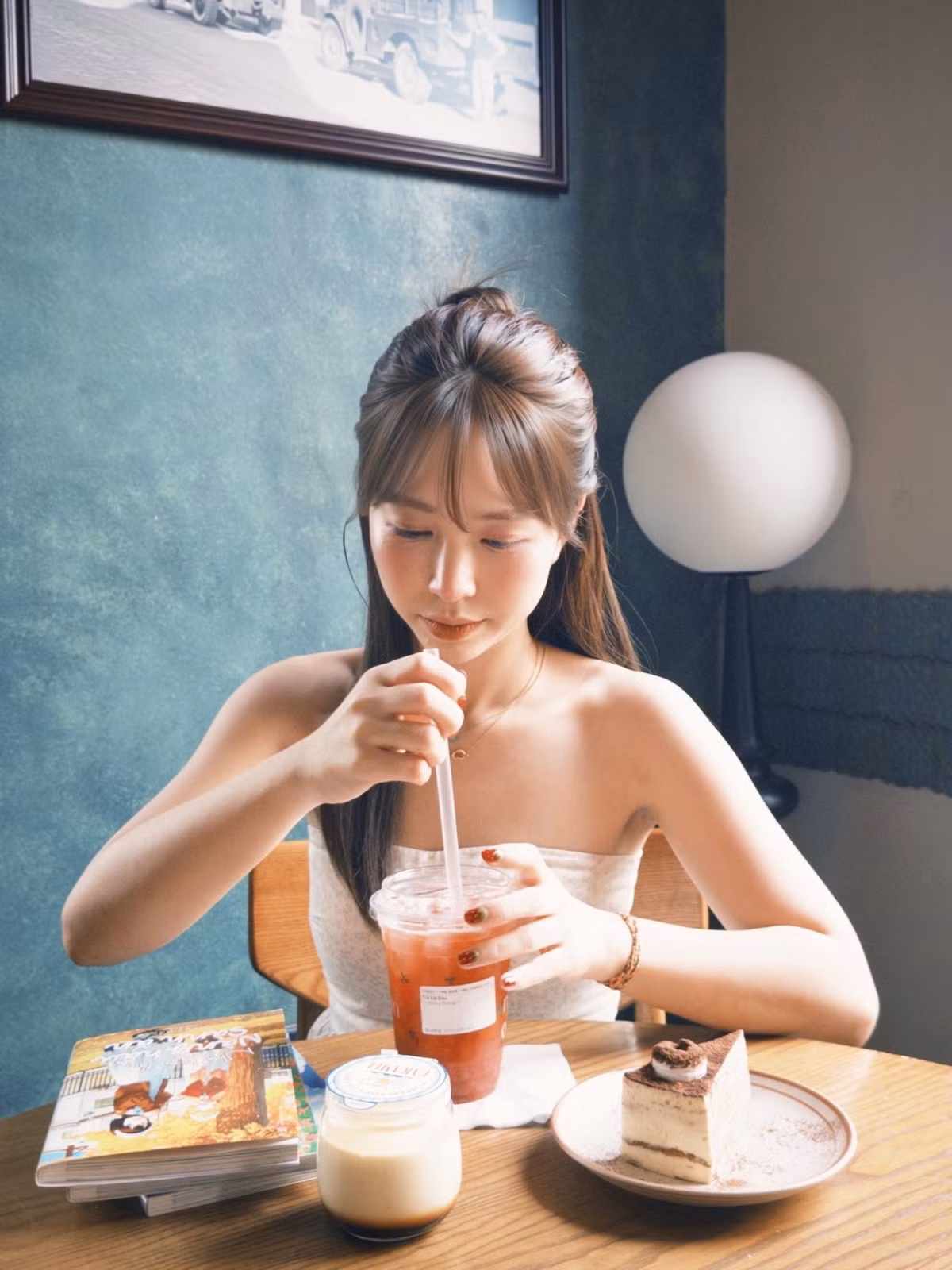 Dù trong bất kỳ khoảnh khắc nào, Mẫn Tiên vẫn giữ được thần thái rạng rỡ và nụ cười nhẹ nhàng, "đốn tim" người đối diện. Vẻ đẹp tự nhiên, không cần trang điểm cầu kỳ của cô nàng càng được tôn lên trong những khoảnh khắc đời thường này.