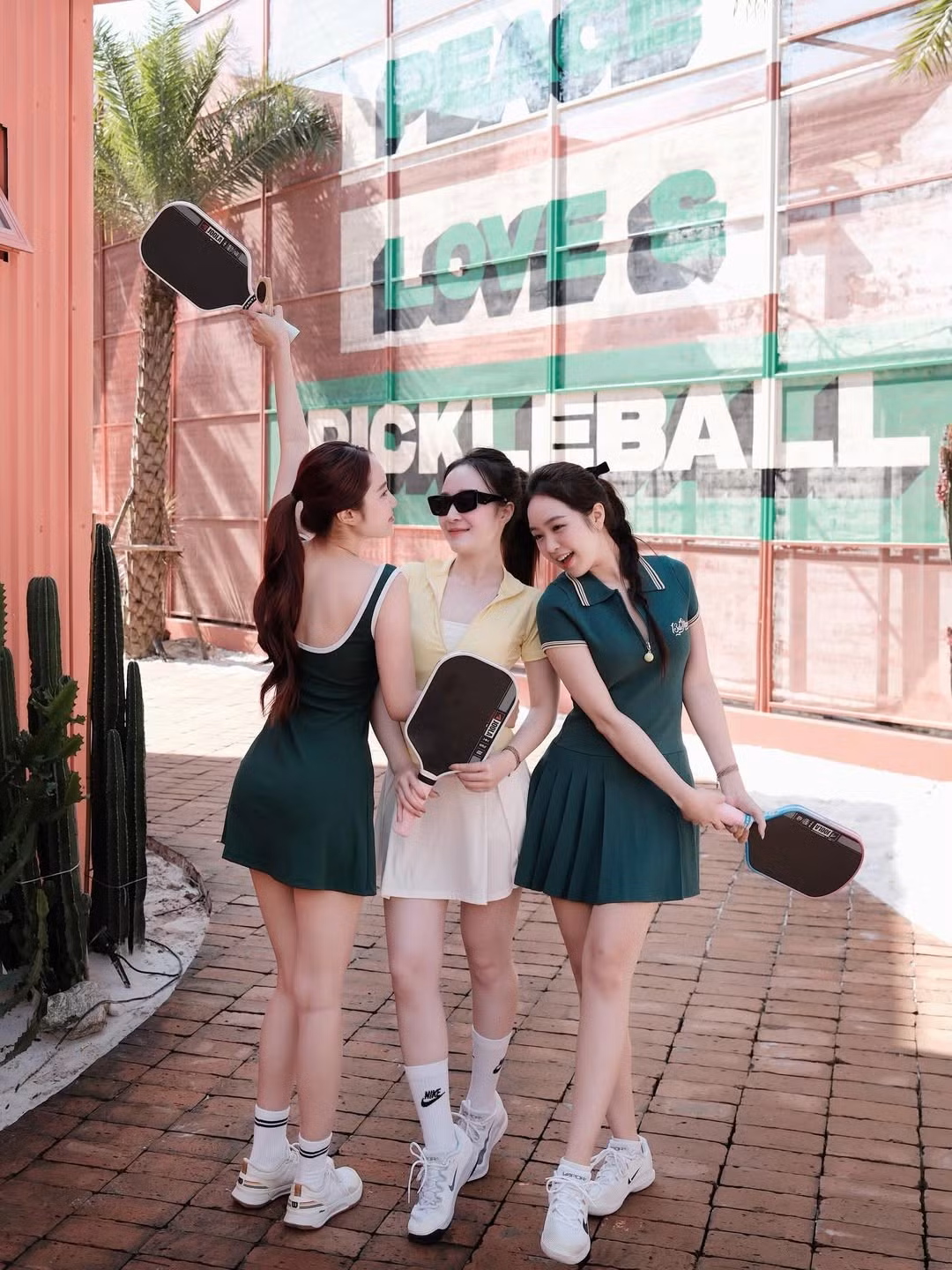 Cô chia sẻ những khoảnh khắc vui vẻ, thoải mái khi tạo dáng trên sân hay thậm chí là những pha "nhố nhăng" đáng yêu cùng bạn bè, cho thấy vẻ đẹp thực sự không chỉ nằm ở ngoại hình mà còn ở tinh thần hết mình với đam mê. (Ảnh: IGNV)