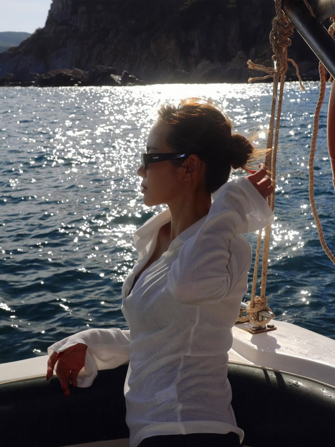 Năm 2025 là năm đánh dấu sự thay đổi của Phương Ly về ngoại hình, khi cô rũ bỏ hình ảnh "nàng thơ" trong trẻo để hướng đến vẻ đẹp khỏe khoắn, sắc sảo và mang đậm hơi thở Âu Mỹ. Làn da nâu mật ong cùng vóc dáng săn chắc không chỉ là kết quả của quá trình tập luyện bền bỉ, mà còn là tuyên ngôn cho một hình tượng mới: tự tin, phóng khoáng và tràn đầy nội lực. (Ảnh: IGNV)