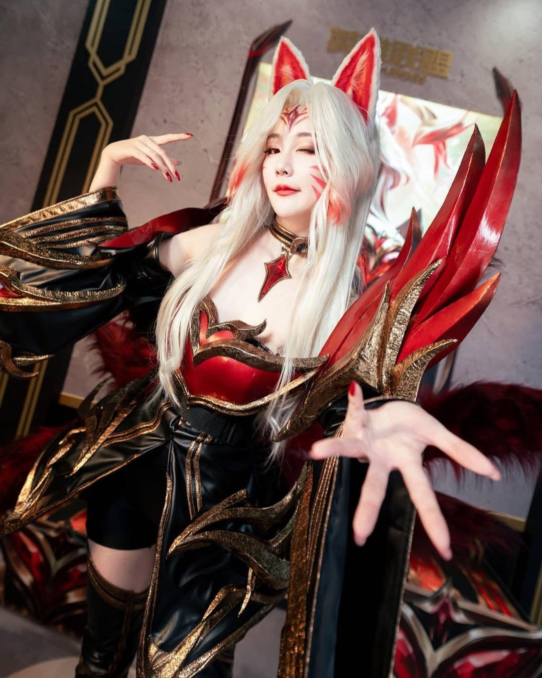 Cô nàng thể hiện sự quyến rũ, ma mị và thần thái của một hồ ly chín đuôi đầy quyền lực. Bộ ảnh nhận được cơn mưa lời khen về độ chi tiết của trang phục và khả năng nhập vai xuất sắc. (Ảnh: IGNV)