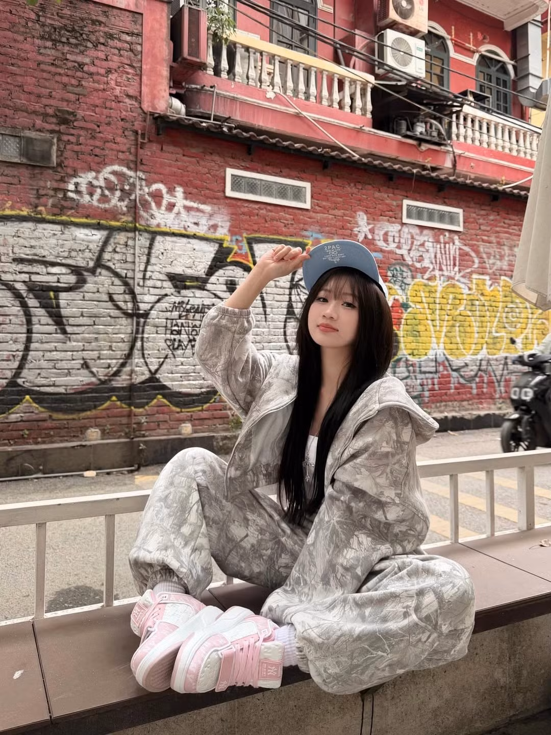 Không chỉ được biết đến với danh xưng "nàng WAG" xinh đẹp của cầu thủ trẻ Minh Phúc, Hoàng Lan Anh còn là một trong những hot girl sở hữu gu thời trang có sức ảnh hưởng lớn trên mạng xã hội. Mới đây, cô nàng lại một lần nữa khiến cư dân mạng "đứng ngồi không yên" khi tung bộ ảnh dạo phố với phong cách cực chất, vừa cá tính, vừa gợi cảm. (Ảnh: IGNV)