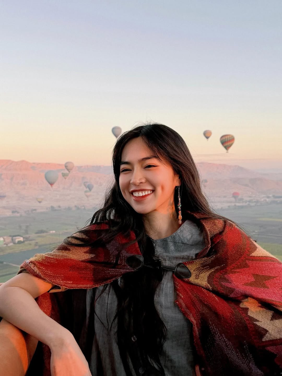 Khánh Vân sinh năm 1995, nổi lên từ sau khi đóng phim điện ảnh Mắt biếc do Victor Vũ làm đạo diễn. Cô nàng sở hữu vẻ ngoài xinh đẹp, đặc biệt nụ cười đốn tim người đối diện với hai chiếc má lúm duyên dáng. (Ảnh: IGNV)