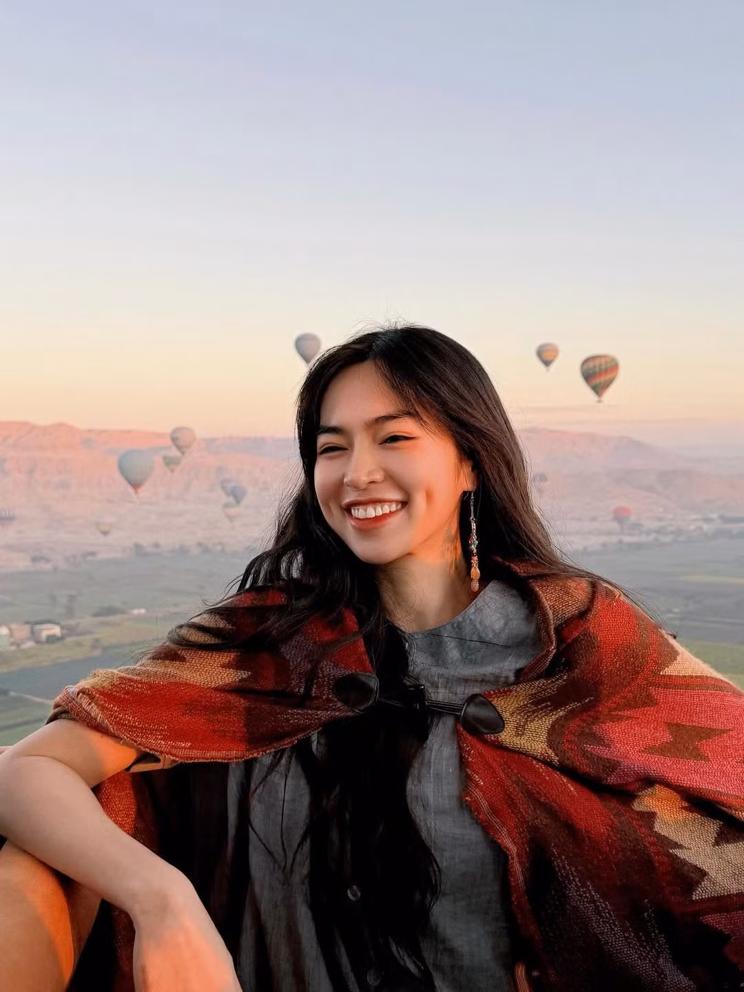 Khánh Vân sinh năm 1995, nổi lên từ sau khi đóng phim điện ảnh Mắt biếc do Victor Vũ làm đạo diễn. Cô nàng sở hữu vẻ ngoài xinh đẹp, đặc biệt nụ cười đốn tim người đối diện với hai chiếc má lúm duyên dáng. (Ảnh: IGNV)