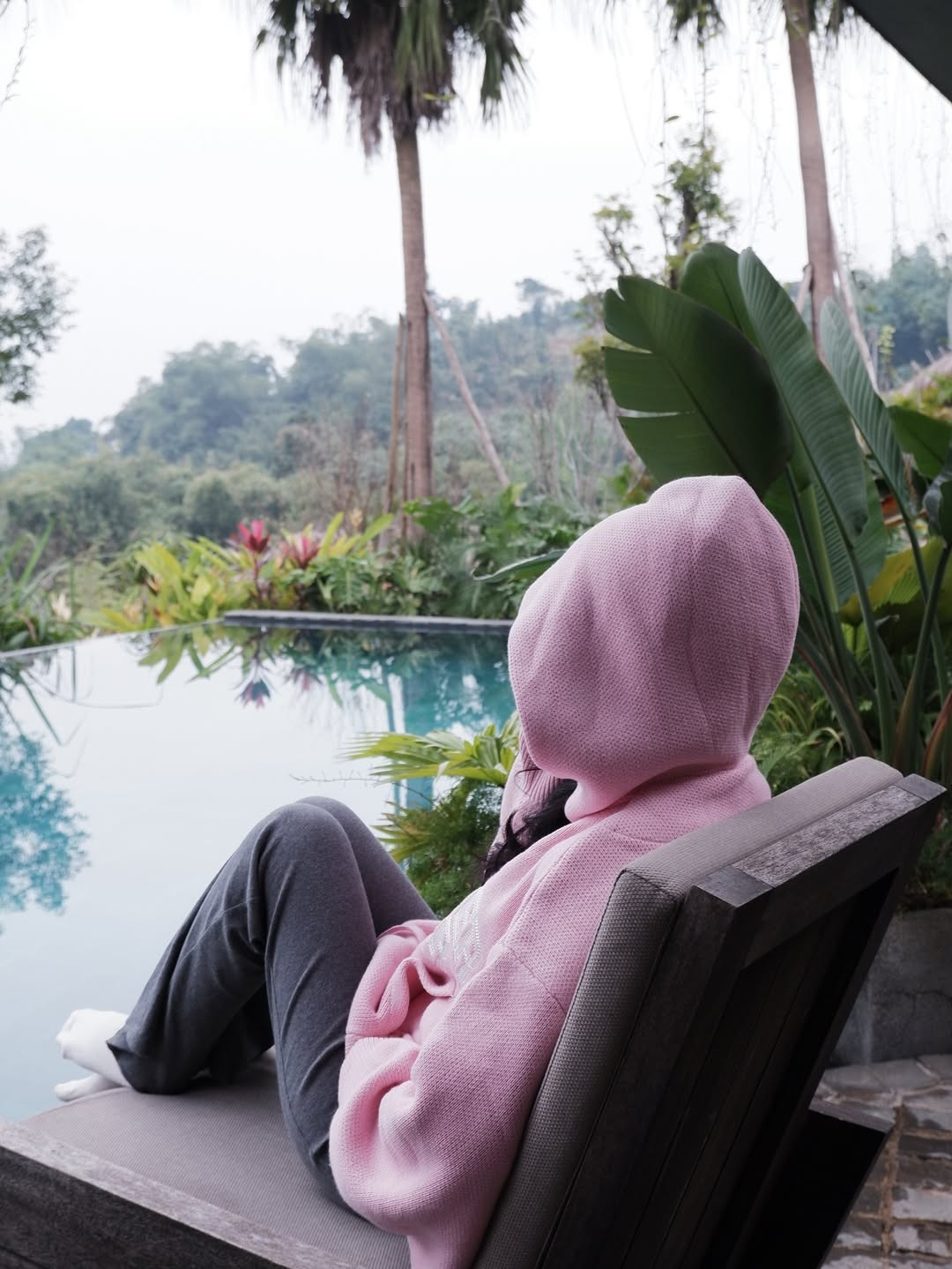 Dù diện trang phục khá đơn giản với chiếc áo hoodie len màu hồng ngọt ngào và quần nỉ xám, Mai Hà Trang vẫn toát lên vẻ trẻ trung, năng động như thời còn son rỗi. (Ảnh: IGNV)