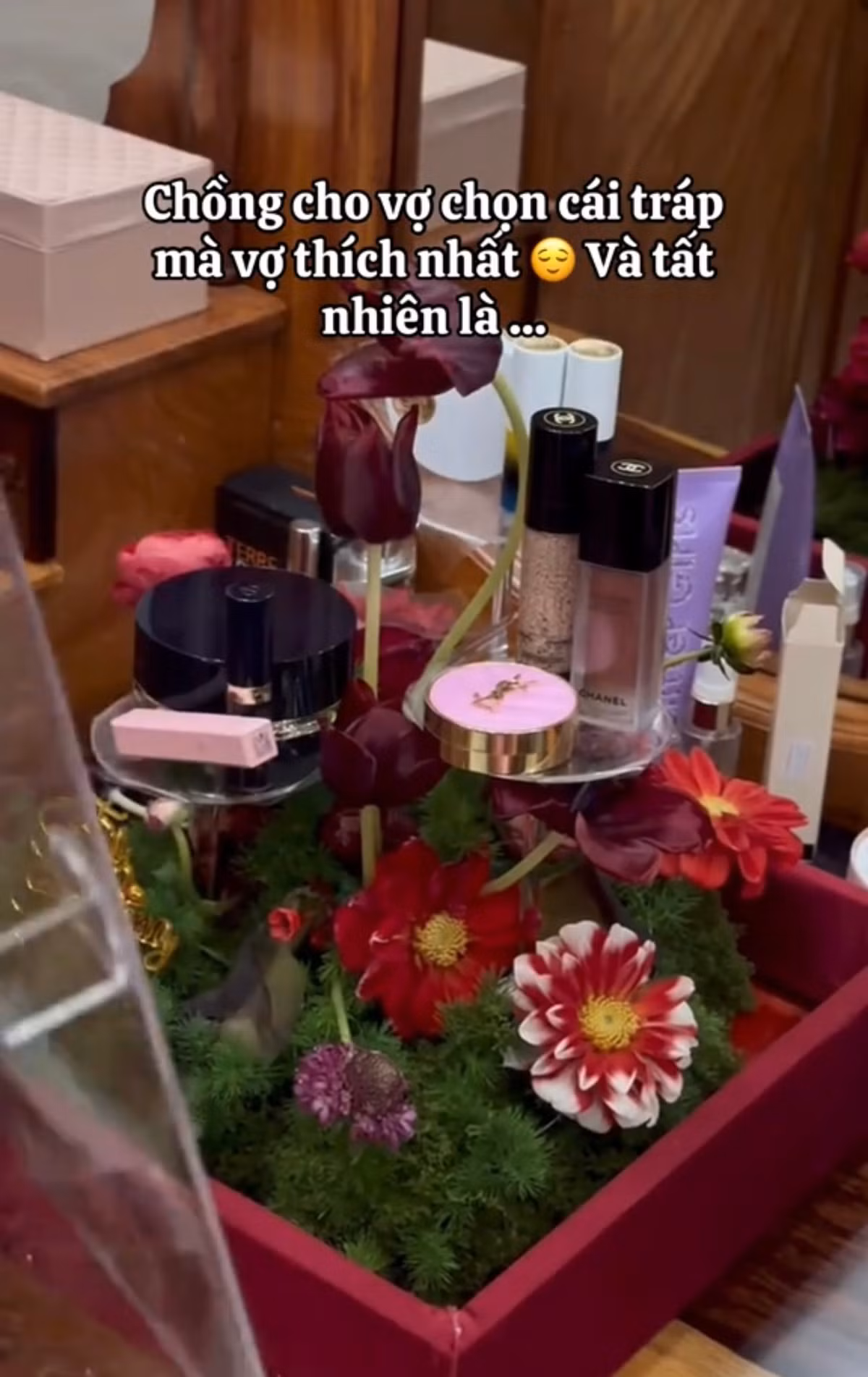 Tráp mỹ phẩm được đặt trong hộp trong suốt, buộc nơ ruy băng màu đỏ nổi bật, trang trí cùng hoa tươi, cây cỏ và một tấm bảng nhỏ khắc tên cô dâu, tạo nên một tổng thể vừa lung linh, lãng mạn, vừa thể hiện sự đầu tư lớn.