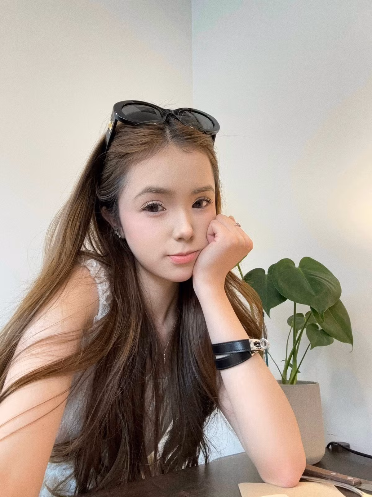 Trong bộ ảnh, Meo Xinh diện một chiếc crop top ren trắng mỏng manh, kết hợp cùng quần jean ống rộng rách gối cá tính. Chiếc áo crop top giúp tôn lên vòng eo thon gọn cùng thân hình mảnh mai của cô nàng. (Ảnh: Facebook Lê Gia Linh Lê)