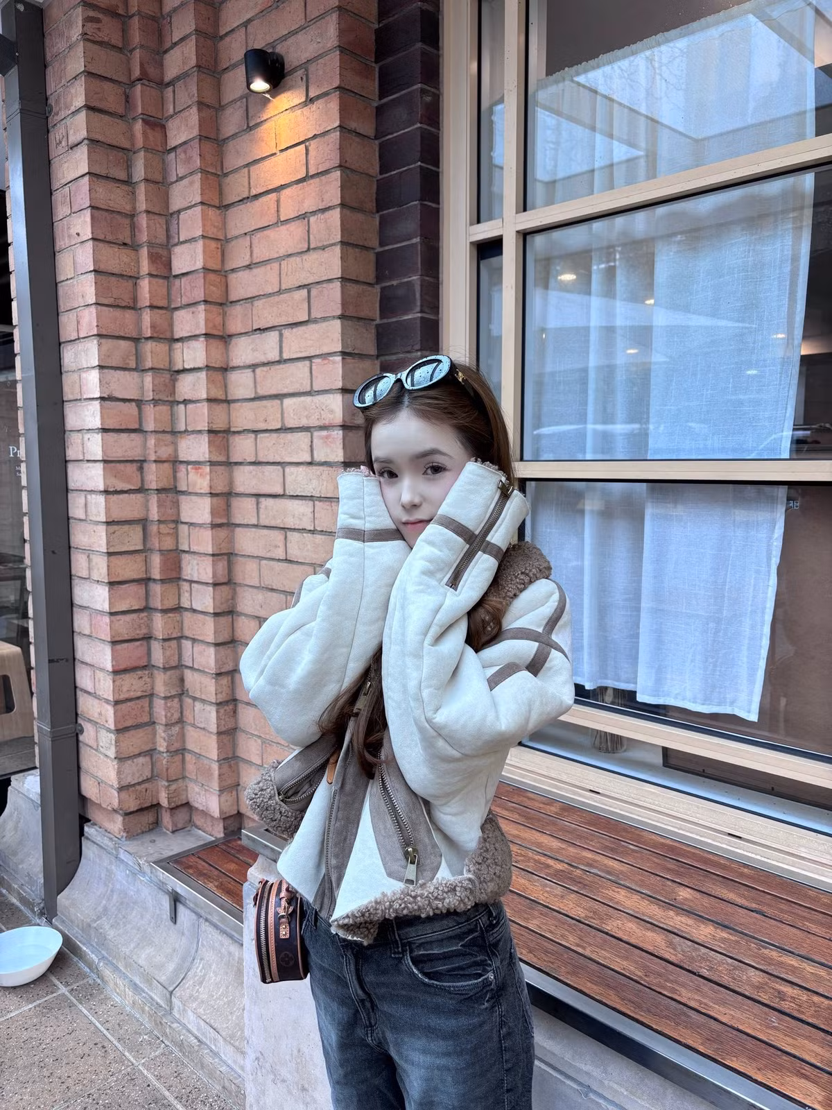 Dù nhiệt độ chỉ khoảng 11 độ C, cô nàng vẫn tự tin khoe dáng trong trang phục cá tính, thời thượng. (Ảnh: Facebook Lê Gia Linh Lê)