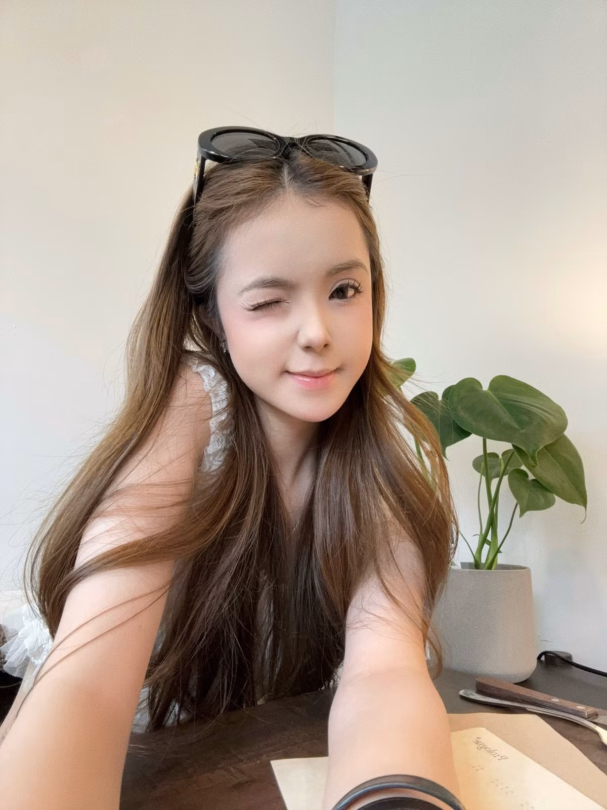 Sau nhiều năm nổi tiếng, Meo Xinh đã có sự "lột xác" đáng kể về phong cách. Không còn là cô bé kẹo ngọt ngày nào, cô nàng hiện tại mang đến một hình ảnh trưởng thành, cá tính và có gu thẩm mỹ riêng nhưng vẫn vương nét đáng yêu, xinh xắn. (Ảnh: Facebook Lê Gia Linh Lê)