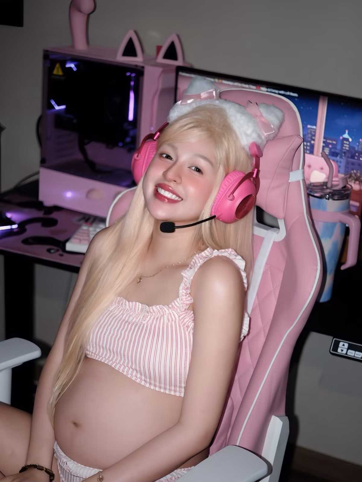 Tuy nhiên, Trần Thanh Tâm đã không ngừng cố gắng hoàn thiện bản thân, từ phong cách thời trang, khả năng diễn xuất cho đến visual ngày càng sắc sảo.(Ảnh: FBNV)