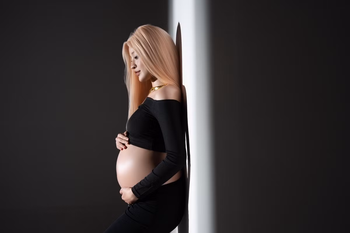 Khác với hình tượng ngọt ngào, dịu dàng trong những bộ ảnh bầu trước, trong bộ ảnh mới đây, cô nàng đã lựa chọn phong cách hoàn toàn mới mẻ, cá tính và sắc sảo, khiến người hâm mộ không khỏi trầm trồ. (Ảnh: FBNV)