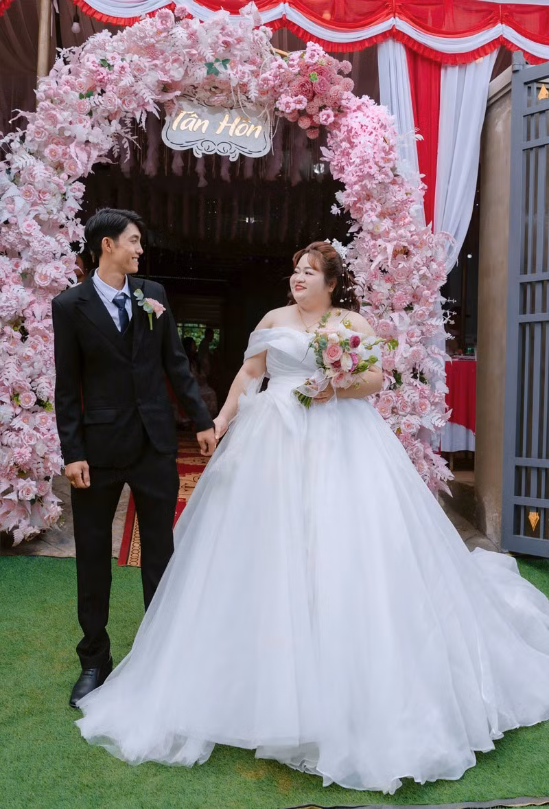 Sự khác biệt về cân nặng không chỉ thu hút sự chú ý mà còn mang đến những khó khăn thực tế. Mỗi lần cùng nhau xuất hiện, Đào luôn cảm nhận được ánh mắt tò mò của mọi người.