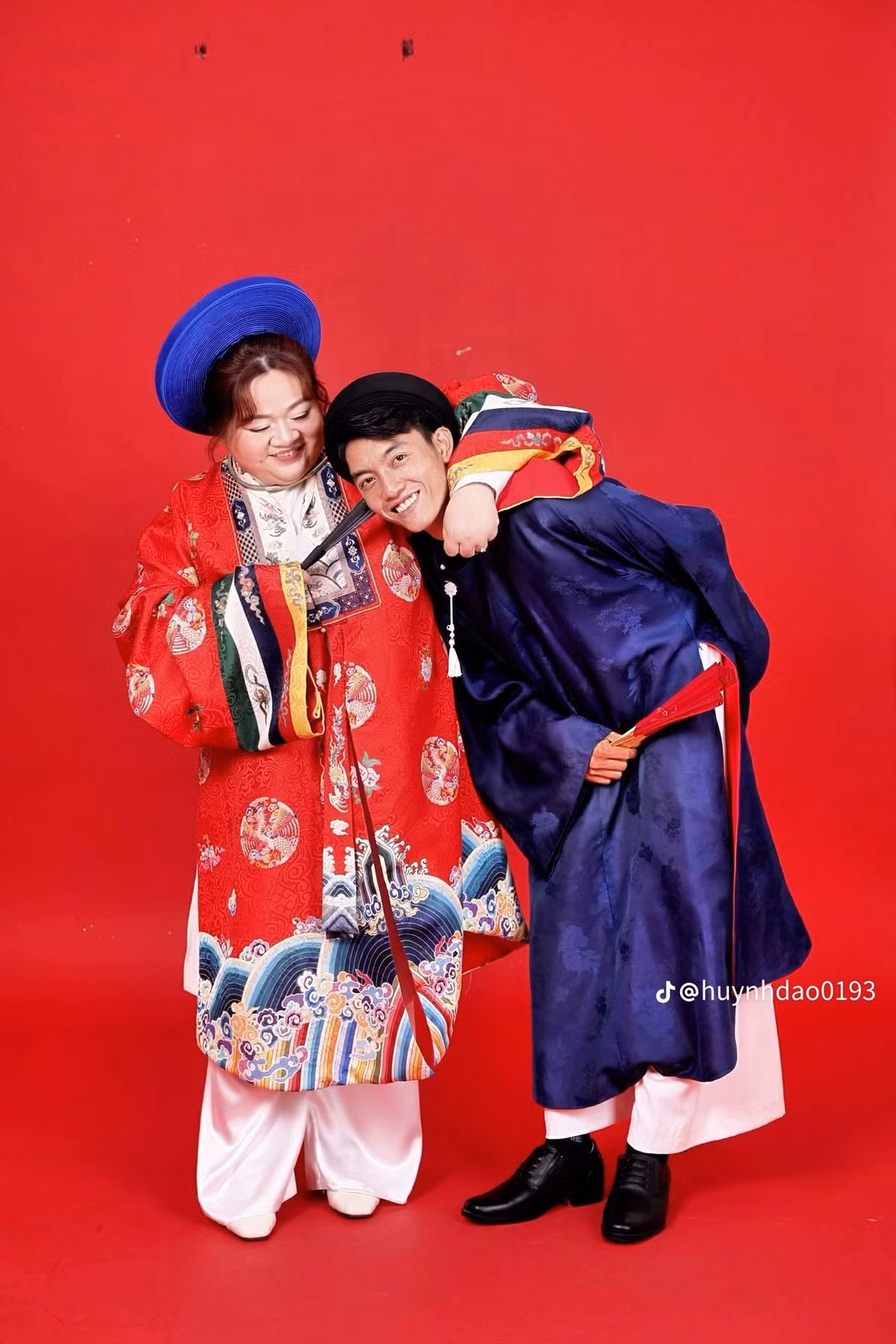 "Mấy bình luận ấy khiến tôi buồn nhiều. Tôi từng nghĩ, việc tôi to béo chẳng ảnh hưởng đến ai mà sao họ ác miệng đến vậy", Đào tâm sự. Tuy nhiên, cô đã học cách không để những lời nói tiêu cực ảnh hưởng: "So với hạnh phúc mình có, những lời khiếm nhã ấy chẳng là gì".