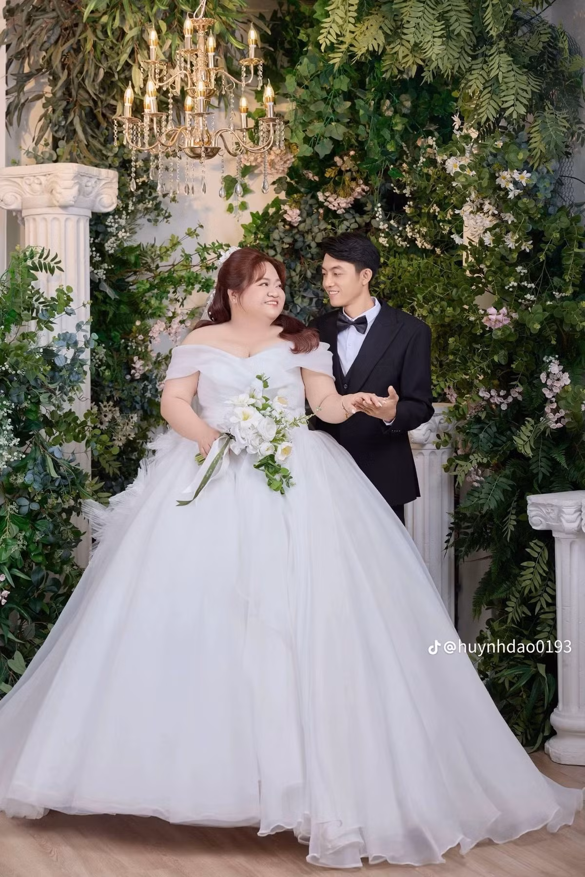 Kể từ khi chia sẻ loạt ảnh và video về đám cưới lên TikTok, tài khoản của Huỳnh Đão đã "nổi như cồn". Video rước dâu thu hút 1,1 triệu lượt xem, clip ghi lại khoảnh khắc chú rể cưng nựng cô dâu đạt 1,3 triệu view. Các video khác về lễ cưới, chụp ảnh cũng có hàng trăm nghìn lượt xem và vô số lượt thả tim.