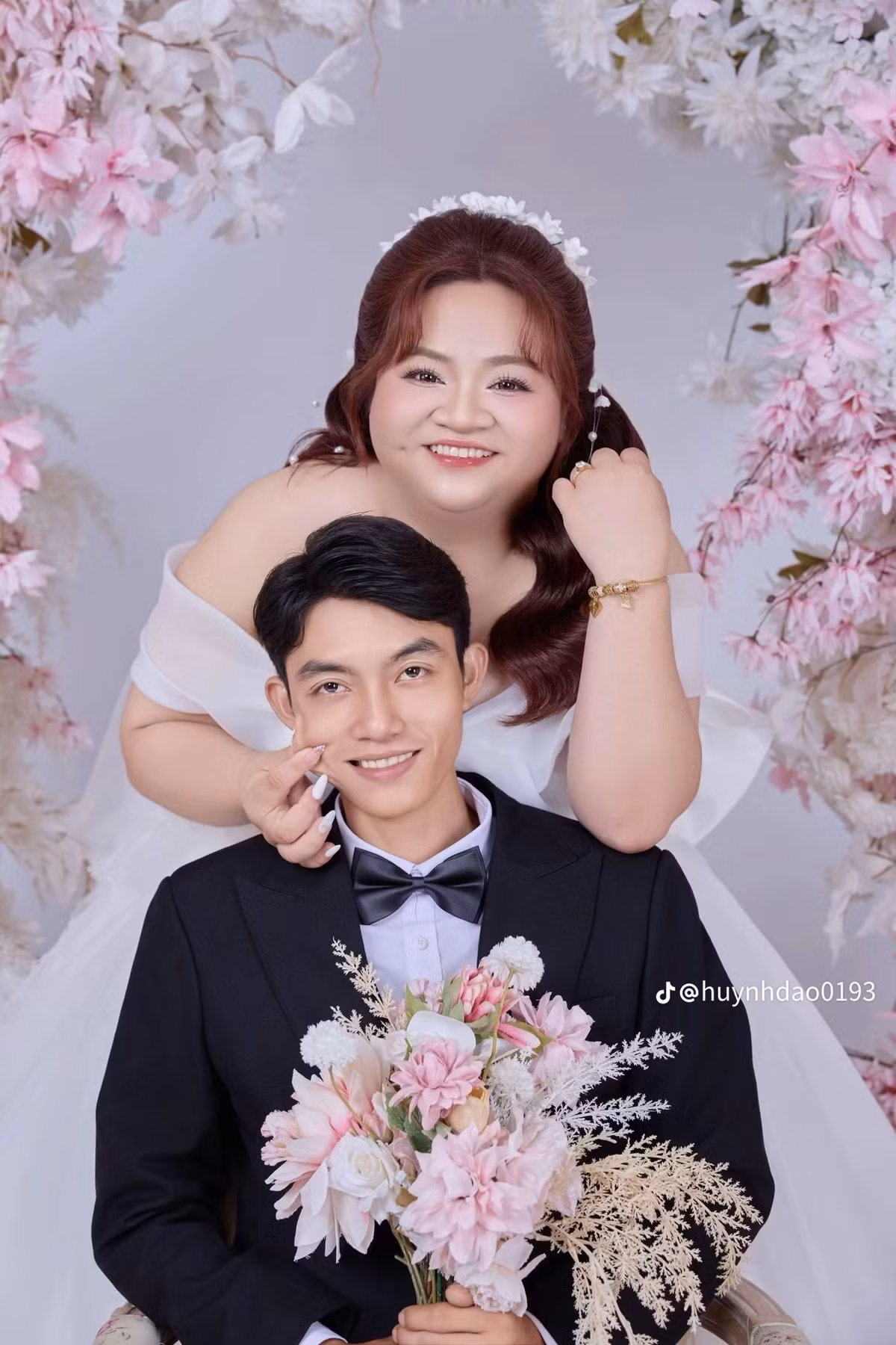 Điều khiến dân mạng đặc biệt chú ý chính là sự tương phản rõ rệt về ngoại hình: cô dâu nặng 92kg trong khi chú rể chỉ 50kg - một sự chênh lệch gần gấp đôi tạo nên hình ảnh "cặp đôi đũa lệch" độc đáo.