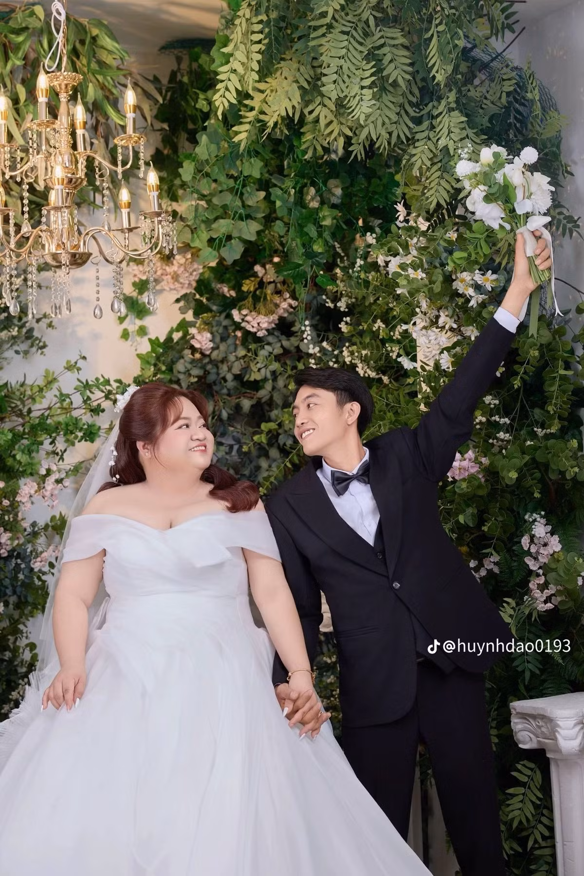 Hình ảnh về đám cưới của cặp đôi Huỳnh Đào (30 tuổi, TPHCM) và Lê Anh Tú (27 tuổi, Lâm Đồng) mới đây khiến cộng đồng mạng dậy sóng vì bởi sự chênh lệch đáng kể về vóc dáng giữa cô dâu và chú rể.