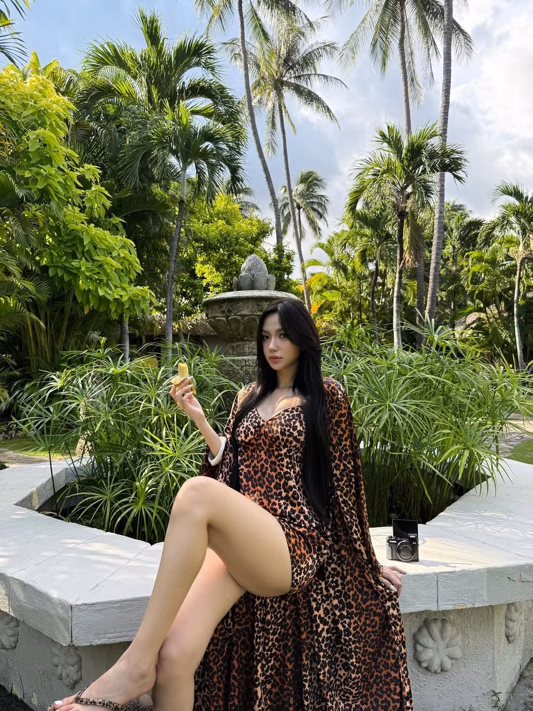 Quỳnh Như không chỉ đầu tư vào trang phục mà còn chú trọng đến thần thái. Cô nàng tạo dáng tự nhiên, thư thái, nhưng vẫn toát ra sự tự tin, quyền lực. (Ảnh: IGNV)