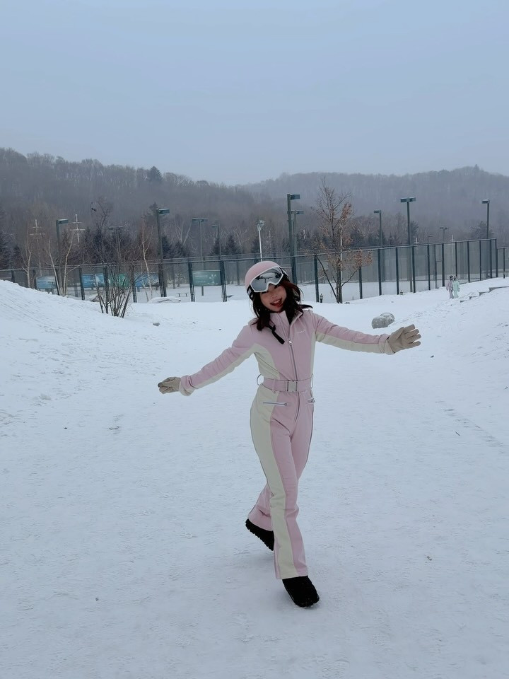 Dù là lúc đang mải mê trượt trên dốc hay những khoảnh khắc nghỉ ngơi, Sun HT vẫn toát lên vẻ rạng rỡ, cuốn hút với lối trang điểm tự nhiên, điểm xuyết đôi má hồng hây hây dưới cái lạnh của mùa đông. (Ảnh: IGNV)