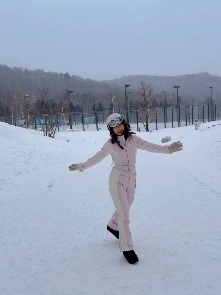 Dù là lúc đang mải mê trượt trên dốc hay những khoảnh khắc nghỉ ngơi, Sun HT vẫn toát lên vẻ rạng rỡ, cuốn hút với lối trang điểm tự nhiên, điểm xuyết đôi má hồng hây hây dưới cái lạnh của mùa đông. (Ảnh: IGNV)