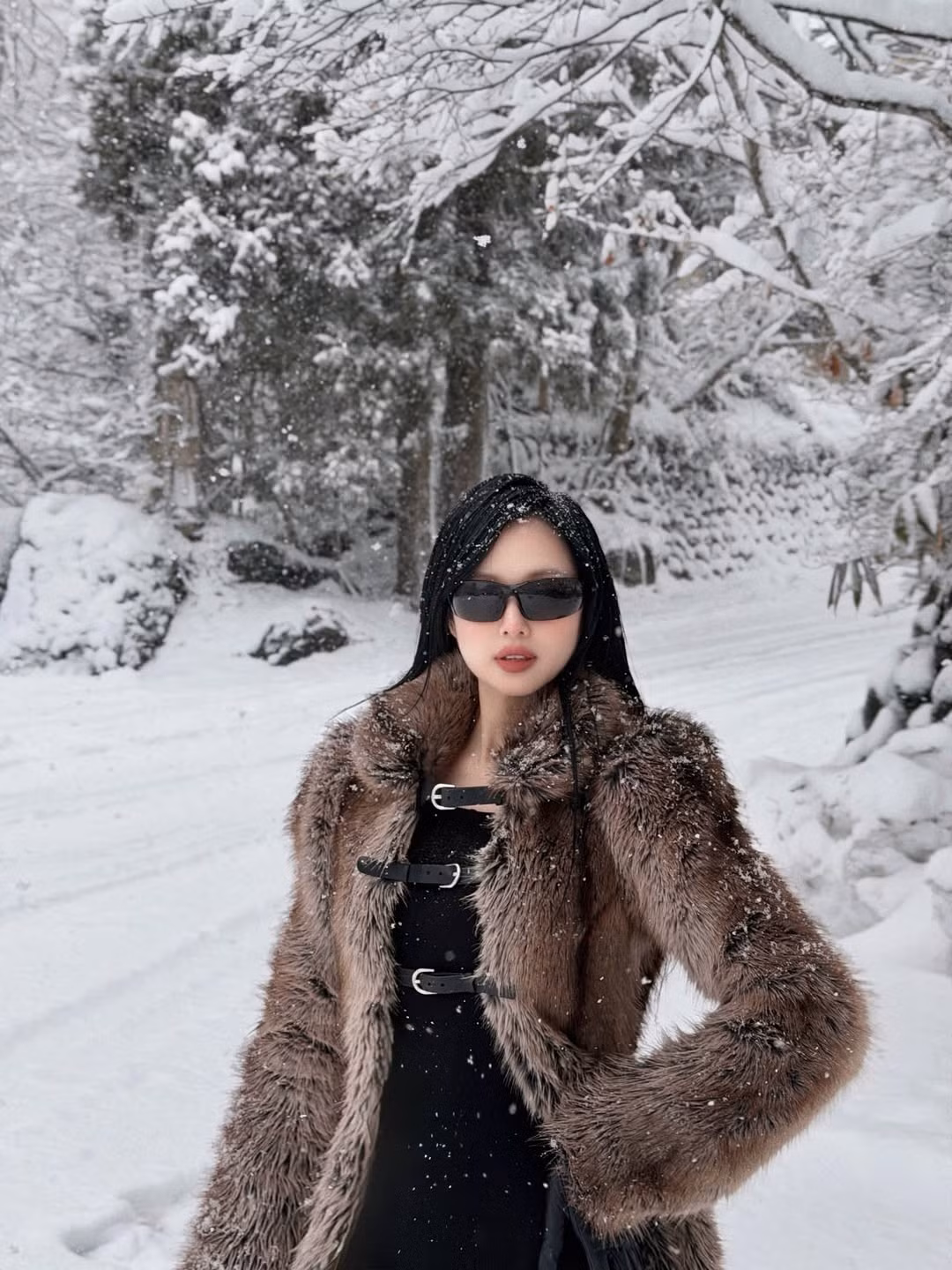 Trước đó, Tâm Tít cũng gây chú ý với những hình ảnh check-in giữa khung cảnh tuyết trắng xóa khiến người đối diện phải thốt lên "đẹp hơn cả AI". (Ảnh: IGNV)