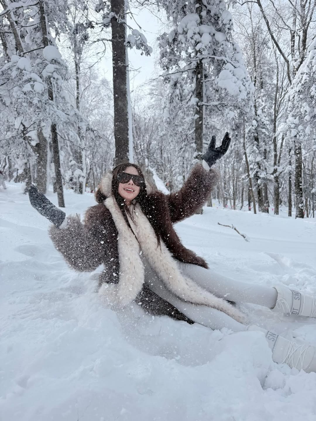 Nhiều bình luận không khỏi trầm trồ trước khả năng "chịu nhiệt" để có ảnh đẹp của nàng TikToker: "Đúng là thời trang phang thời tiết, nhưng mà đẹp không tì vết luôn", "đẹp dã man thiệt", "như mấy tỷ tỷ douyin". (Ảnh: IGNV)