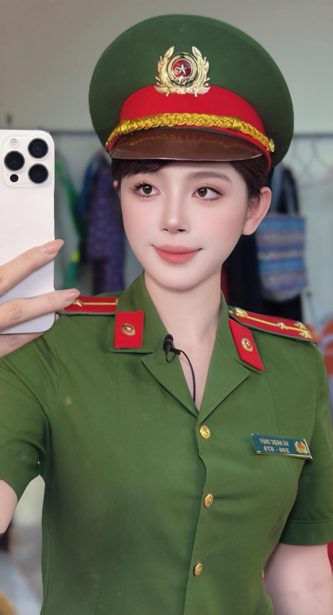 Những bức hình Ngọc Anh trong màu áo cảnh phục từng viral mạng xã hội Threads bởi nhan sắc xinh đẹp, ấn tượng. (Ảnh: FBNV)